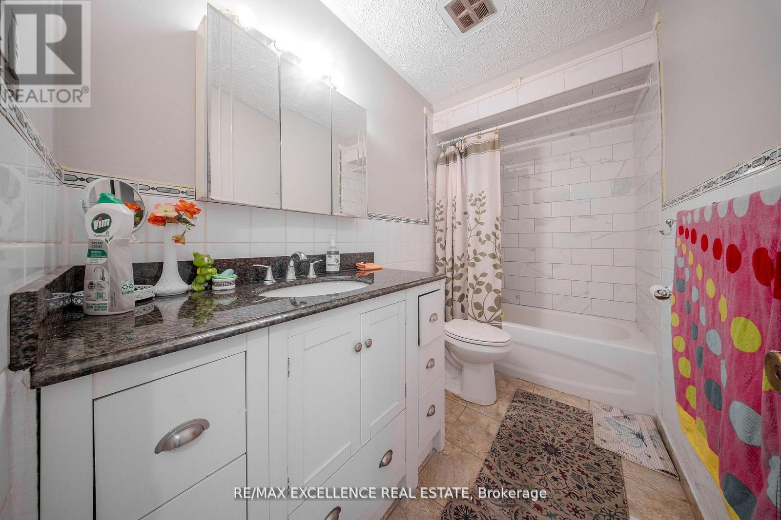 7246 Reindeer Drive, Mississauga, Ontario  L4T 2M7 - Photo 13 - W12536070