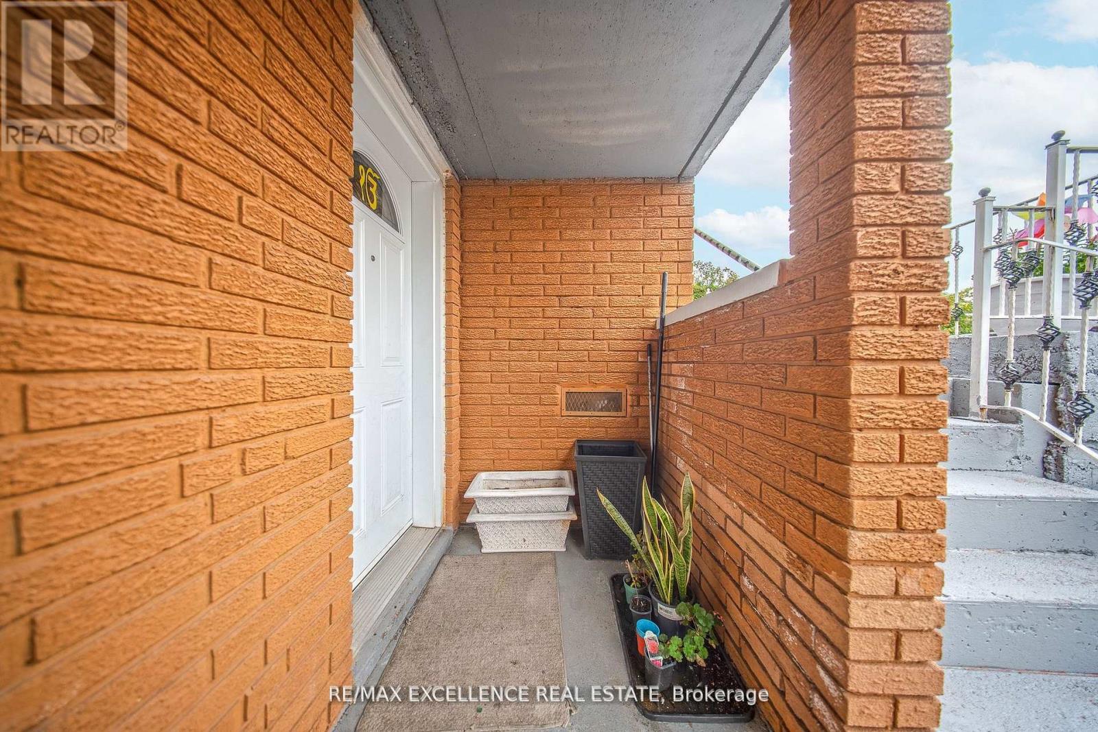 7246 Reindeer Drive, Mississauga, Ontario  L4T 2M7 - Photo 17 - W12536070