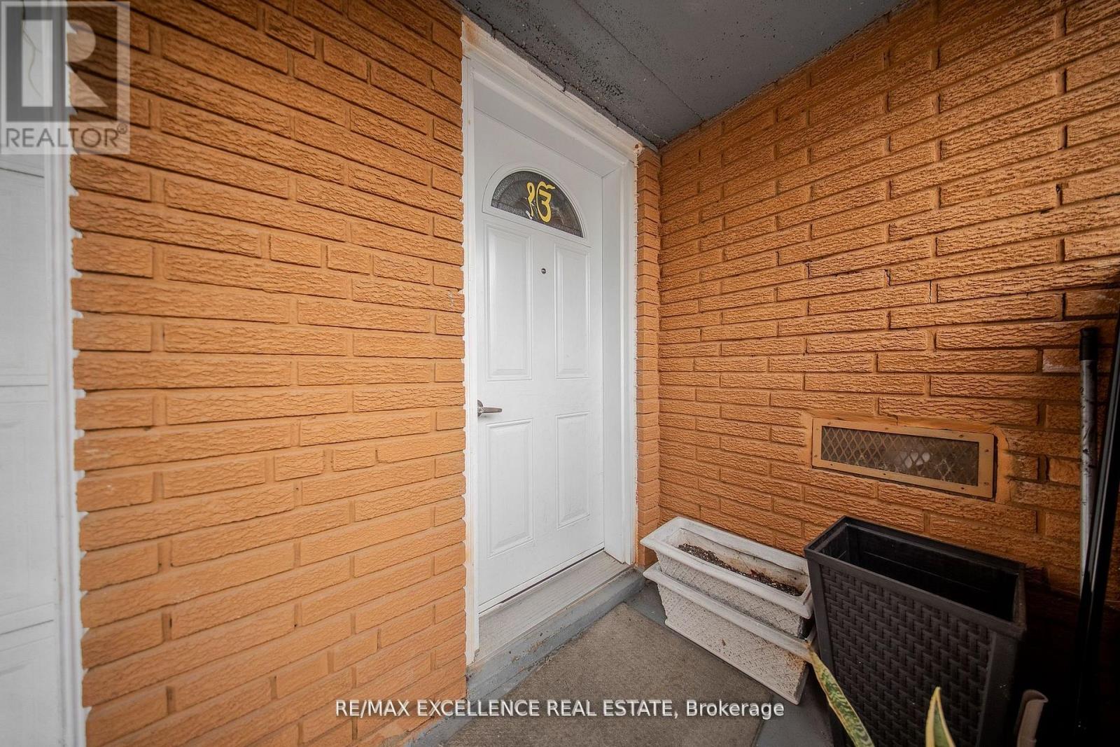 7246 Reindeer Drive, Mississauga, Ontario  L4T 2M7 - Photo 18 - W12536070