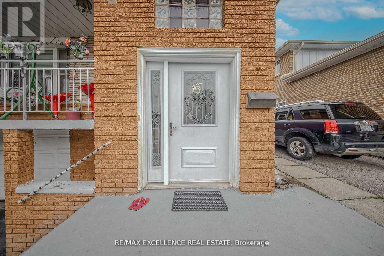 7246 Reindeer Drive, Mississauga, Ontario  L4T 2M7 - Photo 3 - W12536070