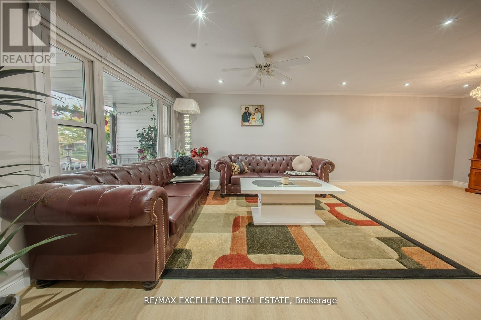 7246 Reindeer Drive, Mississauga, Ontario  L4T 2M7 - Photo 5 - W12536070