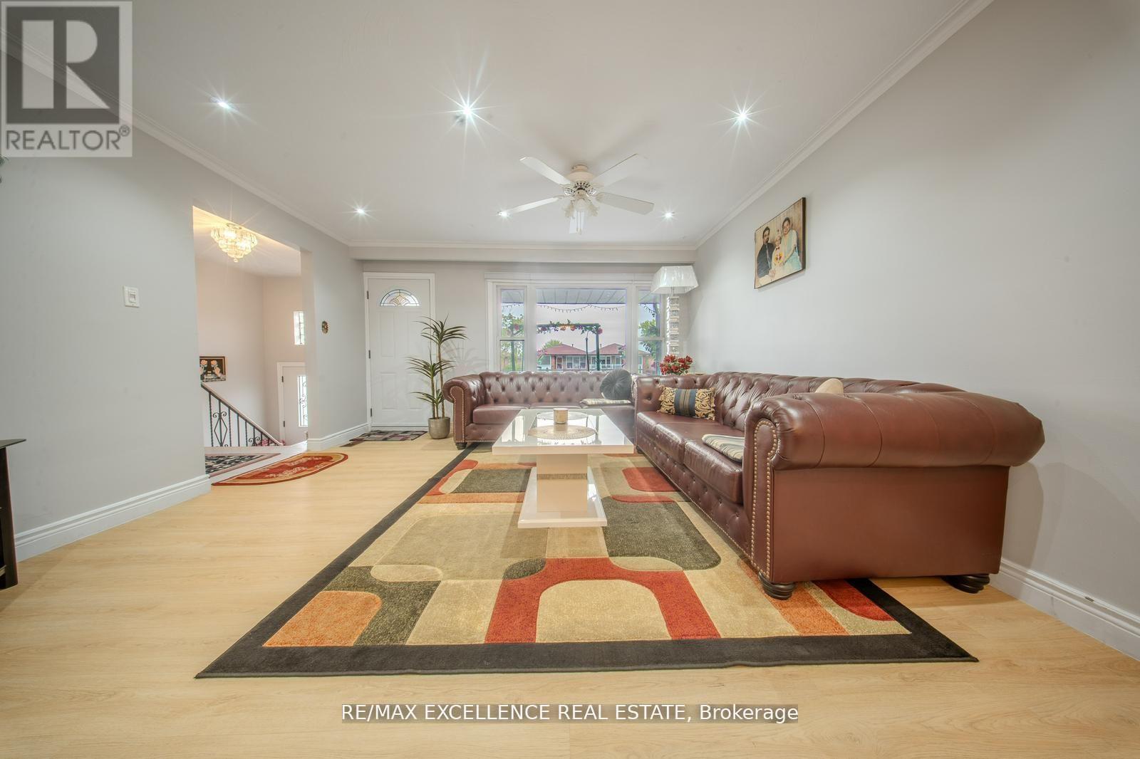 7246 Reindeer Drive, Mississauga, Ontario  L4T 2M7 - Photo 6 - W12536070