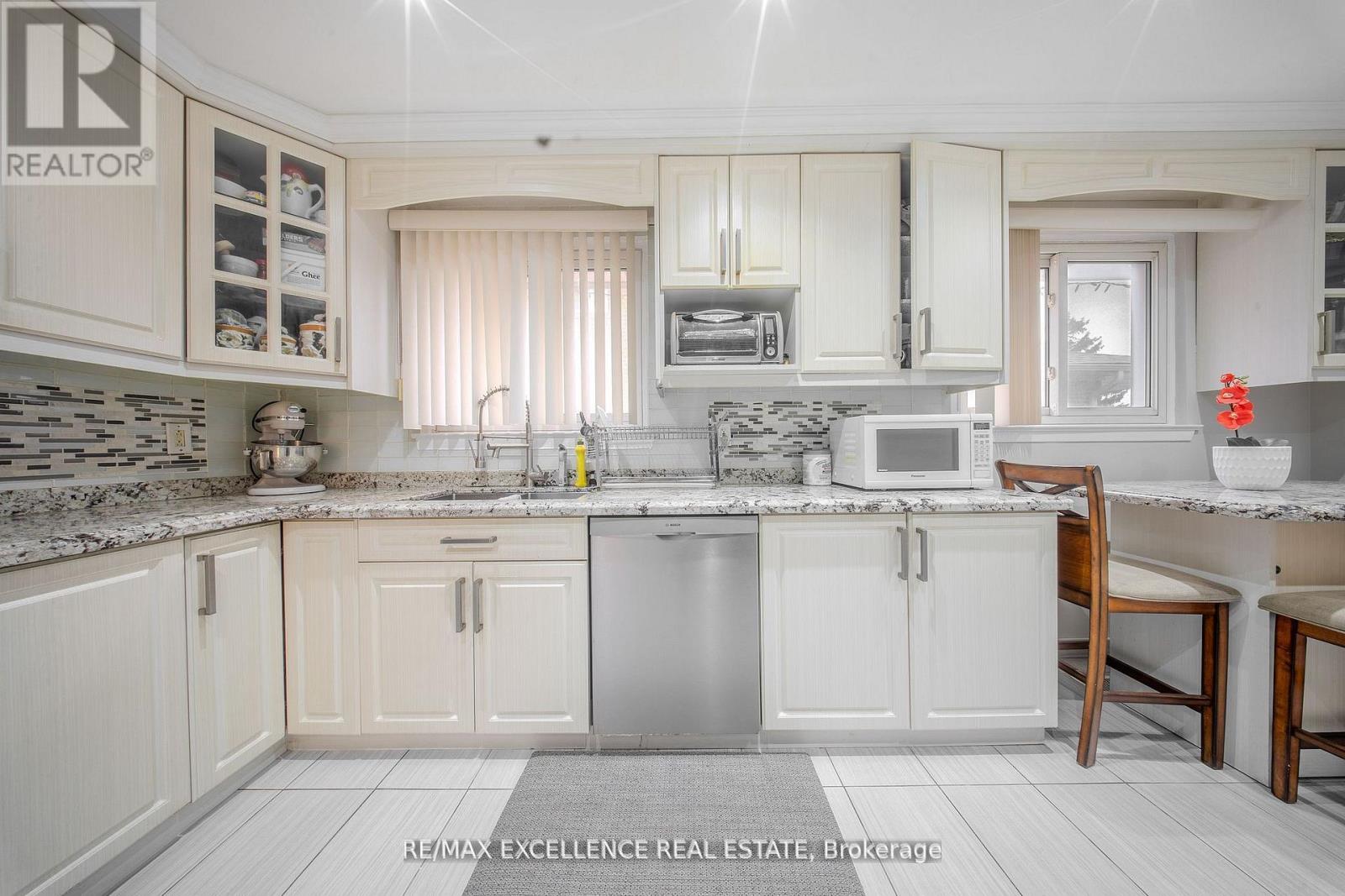 7246 Reindeer Drive, Mississauga, Ontario  L4T 2M7 - Photo 9 - W12536070