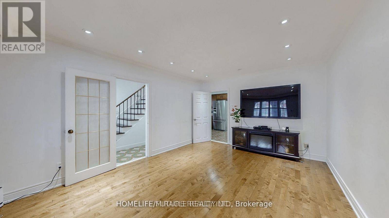 845 Runnymede Road, Toronto, Ontario  M6N 3W1 - Photo 2 - W12536152