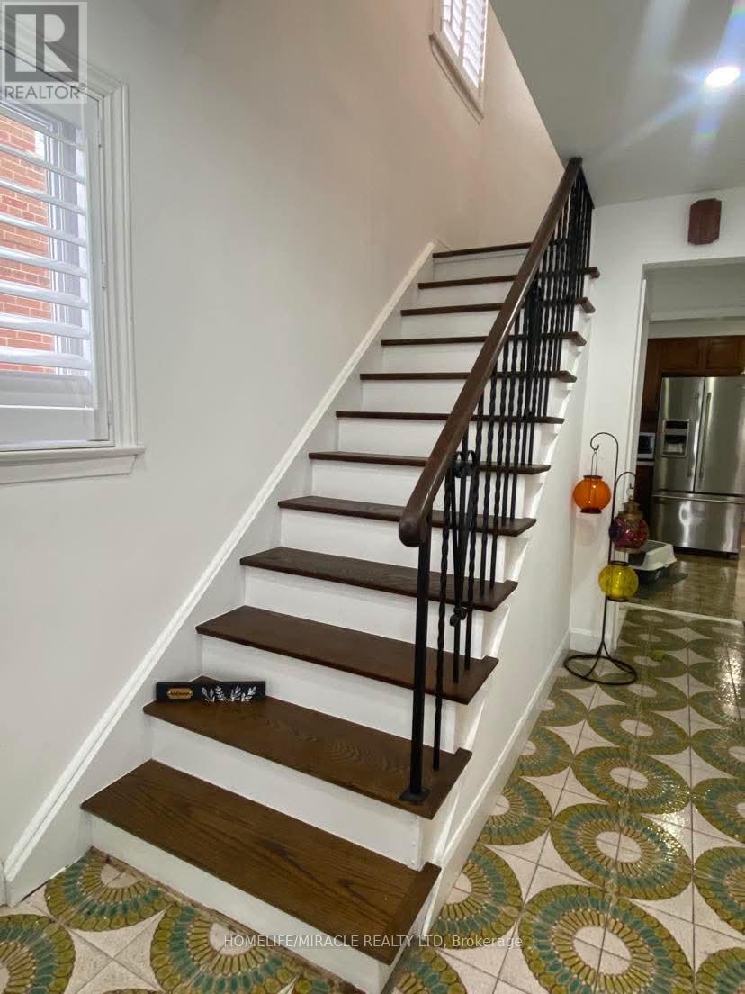 845 Runnymede Road, Toronto, Ontario  M6N 3W1 - Photo 8 - W12536152