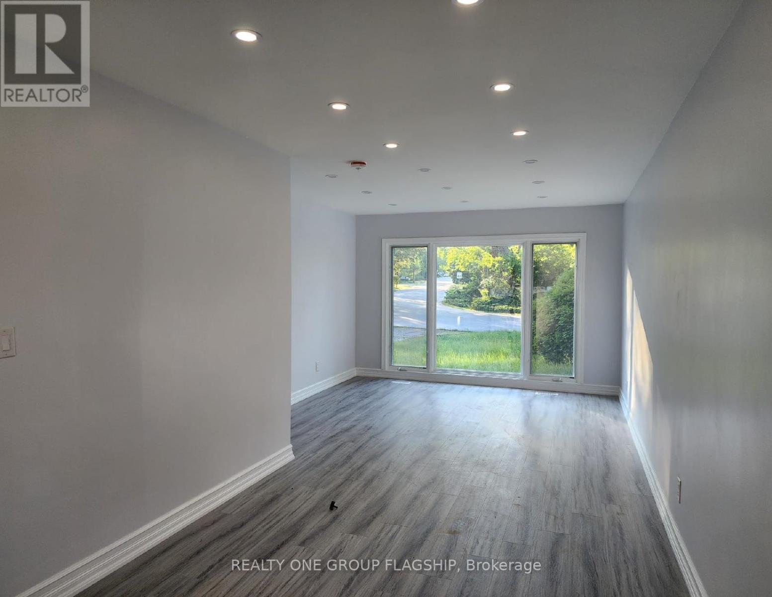 812 Tanager Avenue, Burlington, Ontario  L7T 2Y2 - Photo 2 - W12536164