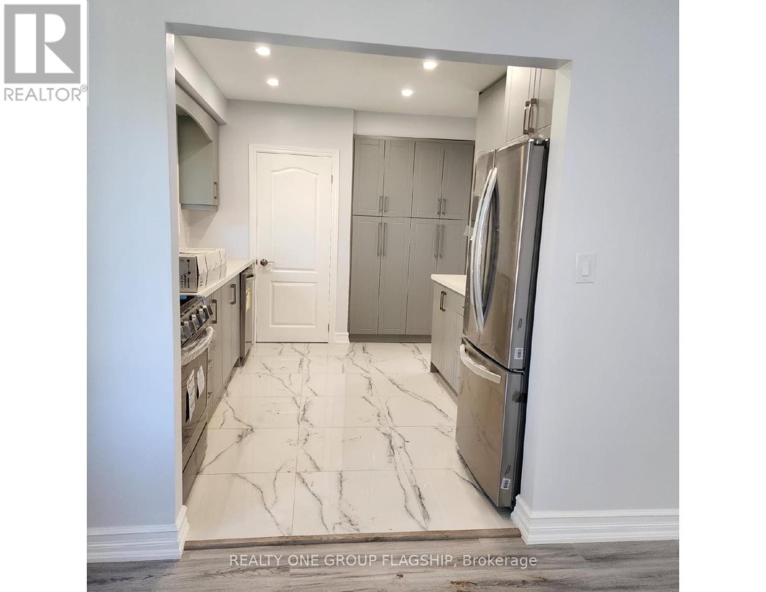 812 Tanager Avenue, Burlington, Ontario  L7T 2Y2 - Photo 3 - W12536164