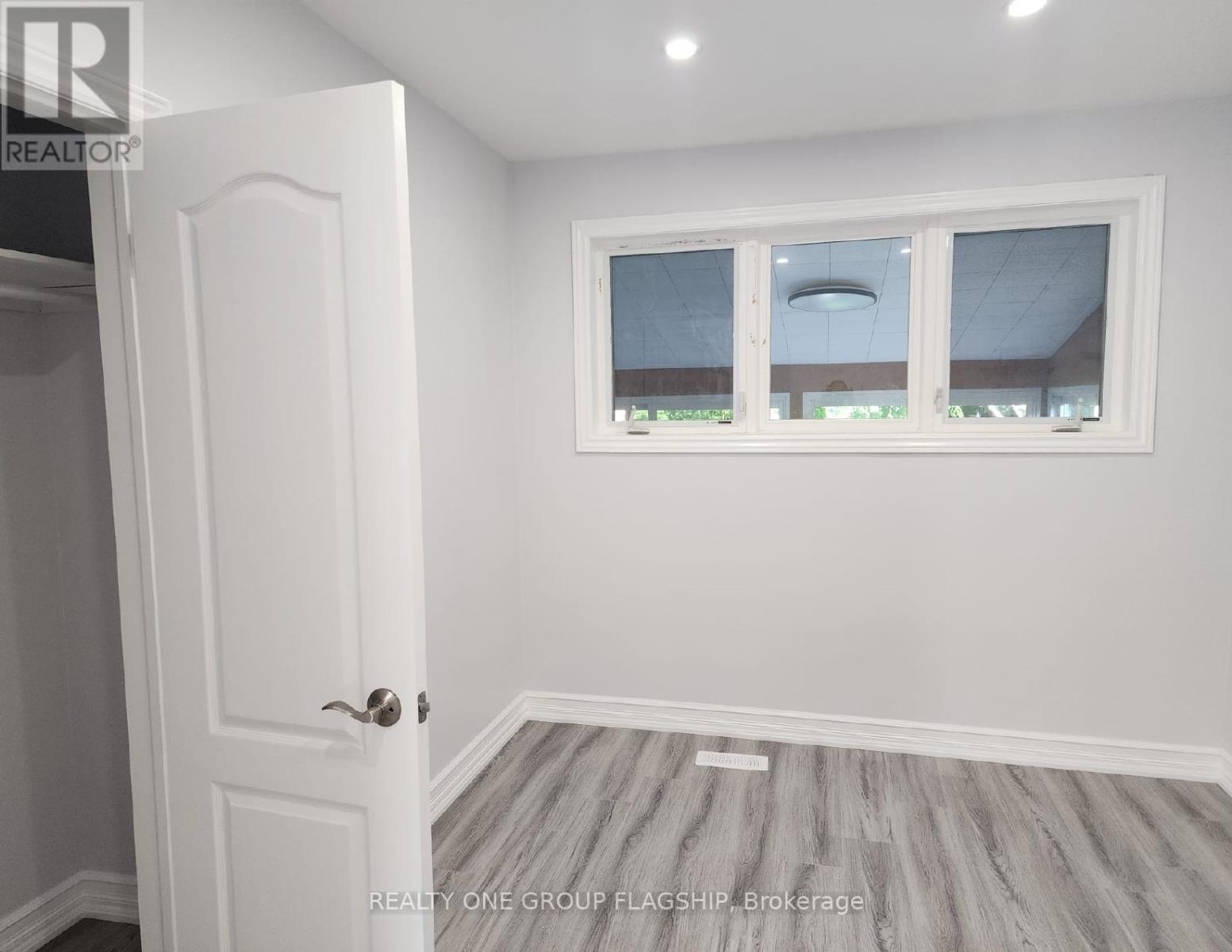 812 Tanager Avenue, Burlington, Ontario  L7T 2Y2 - Photo 4 - W12536164