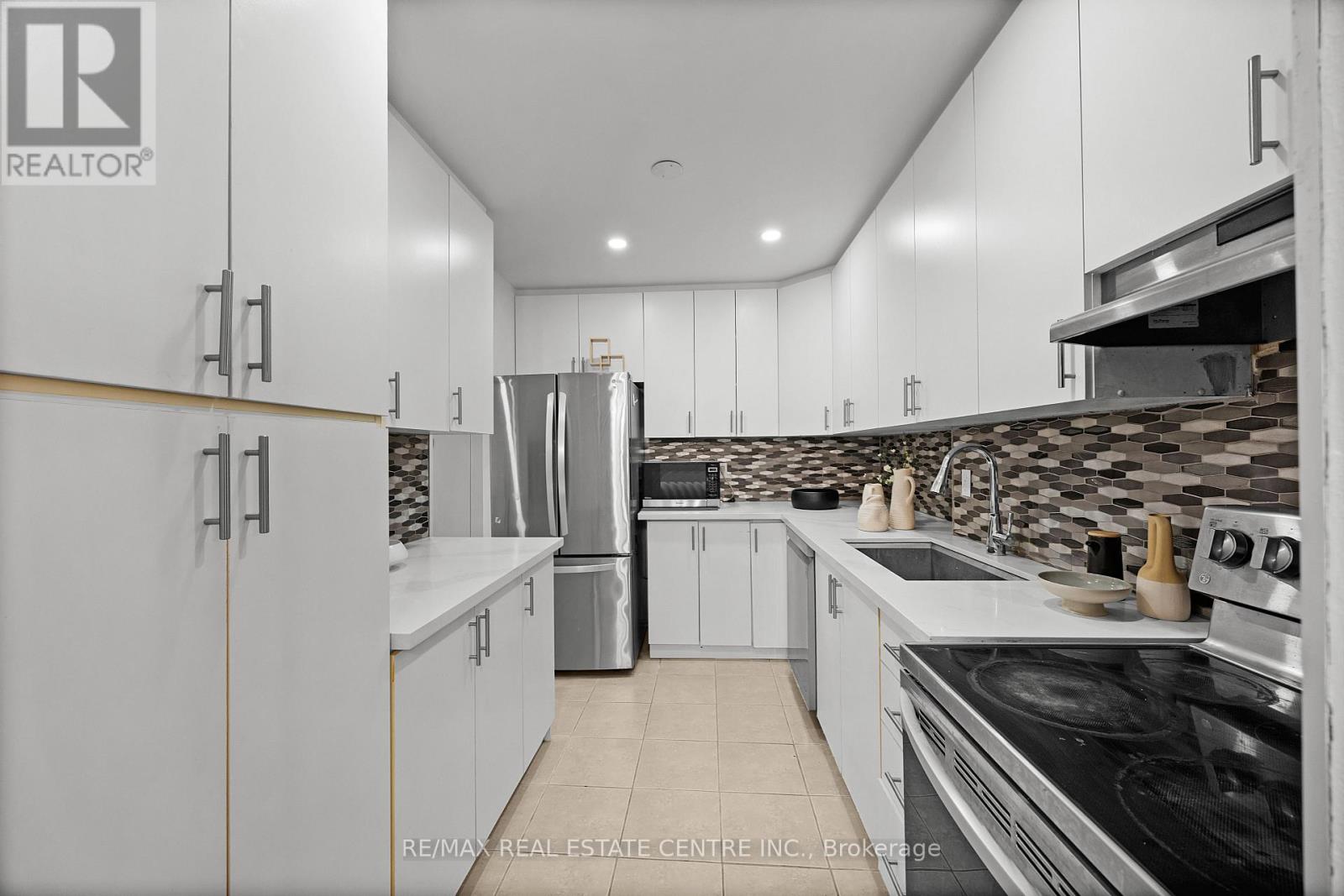 250 - 3025 The Credit Woodlands, Mississauga, Ontario  L5C 2V3 - Photo 10 - W12536238