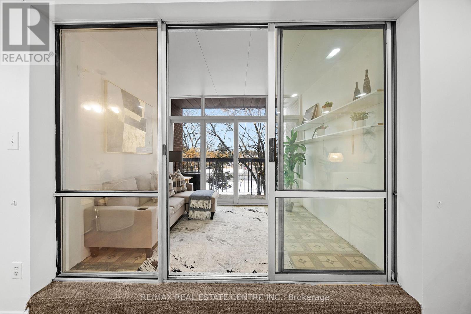 250 - 3025 The Credit Woodlands, Mississauga, Ontario  L5C 2V3 - Photo 11 - W12536238