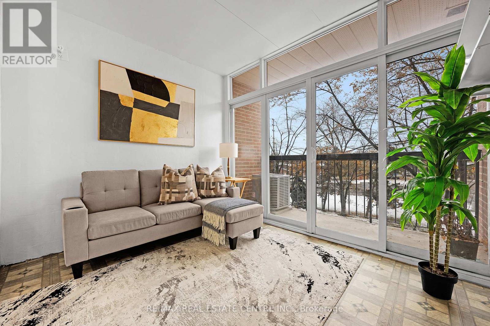 250 - 3025 The Credit Woodlands, Mississauga, Ontario  L5C 2V3 - Photo 13 - W12536238