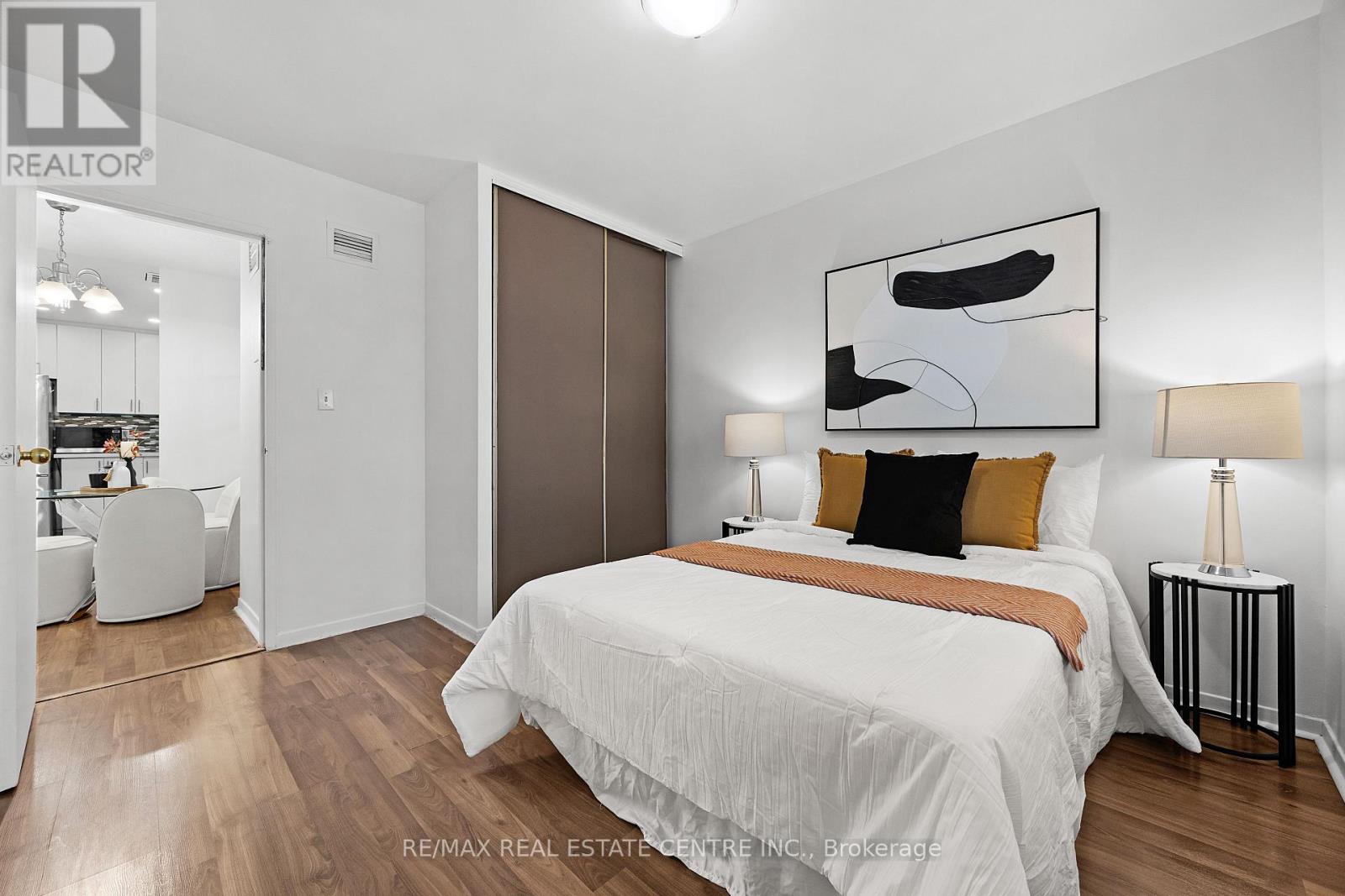 250 - 3025 The Credit Woodlands, Mississauga, Ontario  L5C 2V3 - Photo 14 - W12536238