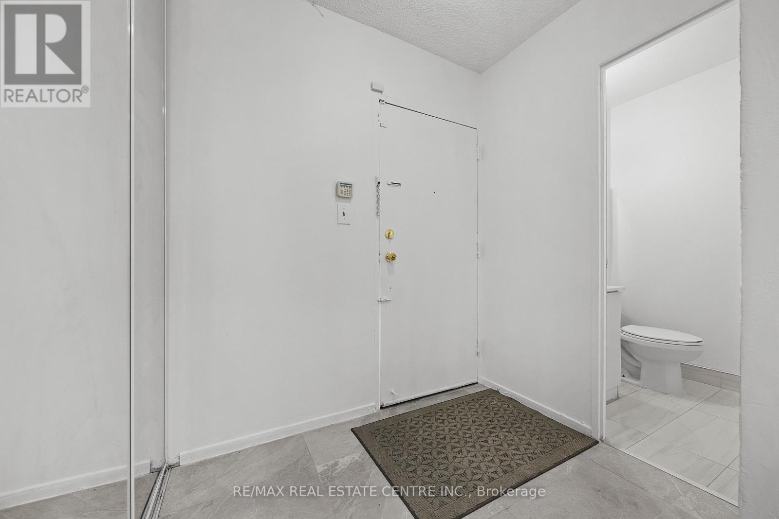 250 - 3025 The Credit Woodlands, Mississauga, Ontario  L5C 2V3 - Photo 3 - W12536238