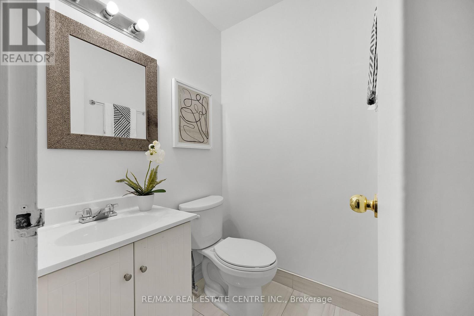 250 - 3025 The Credit Woodlands, Mississauga, Ontario  L5C 2V3 - Photo 4 - W12536238