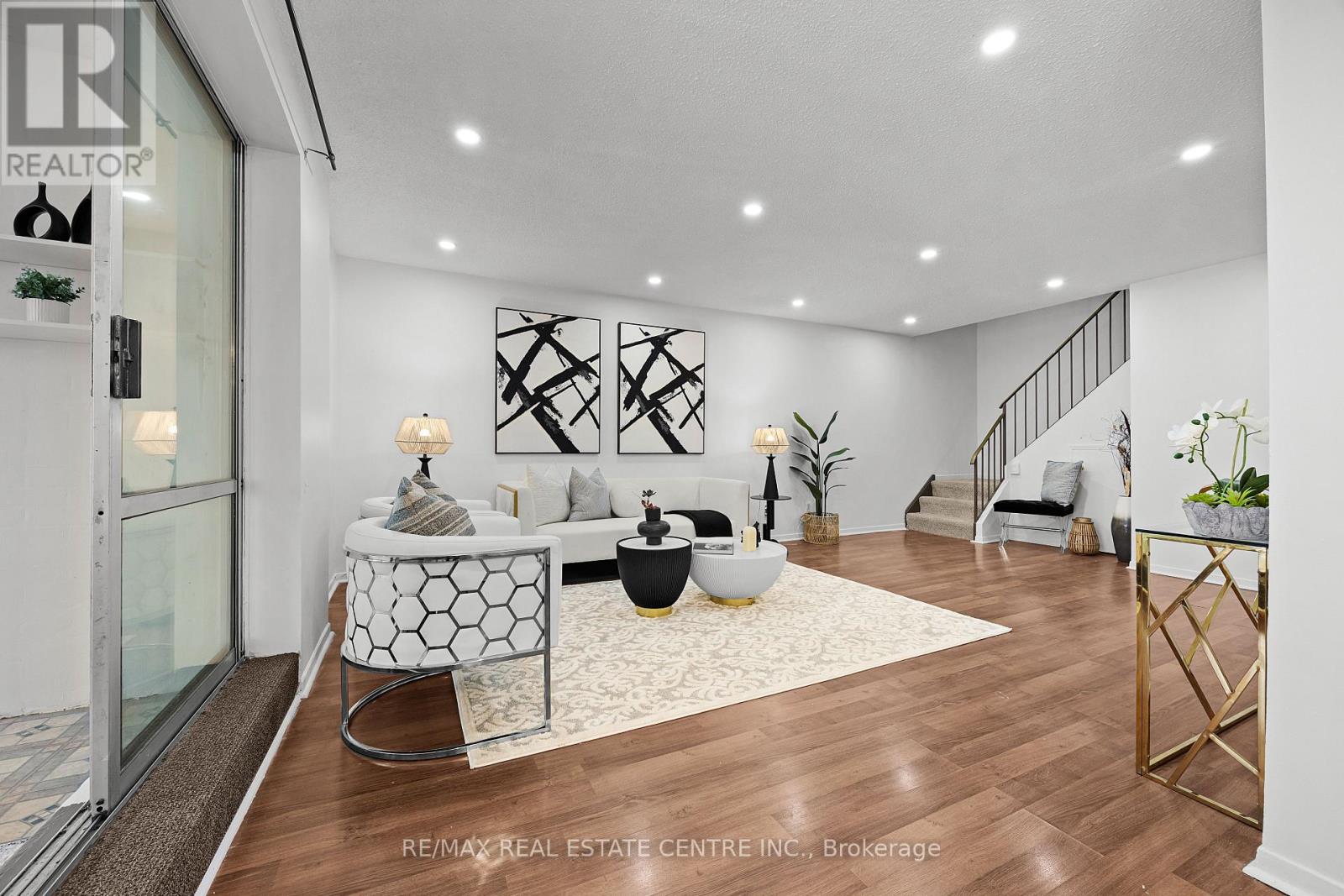 250 - 3025 The Credit Woodlands, Mississauga, Ontario  L5C 2V3 - Photo 7 - W12536238