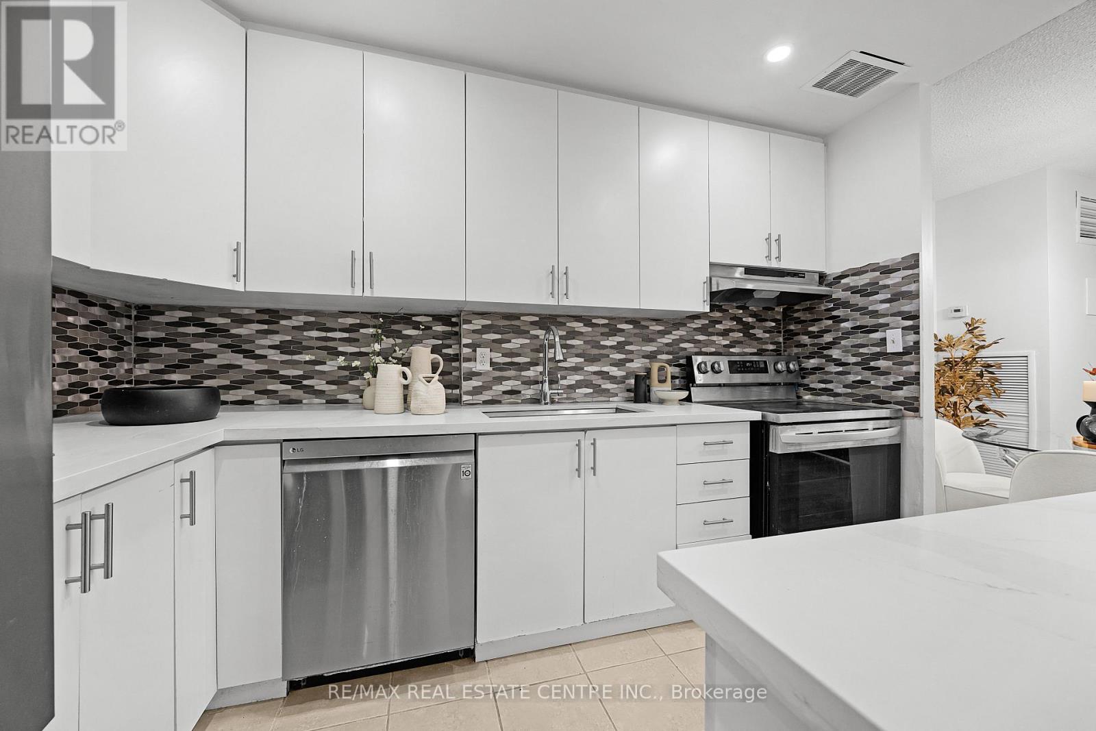 250 - 3025 The Credit Woodlands, Mississauga, Ontario  L5C 2V3 - Photo 9 - W12536238