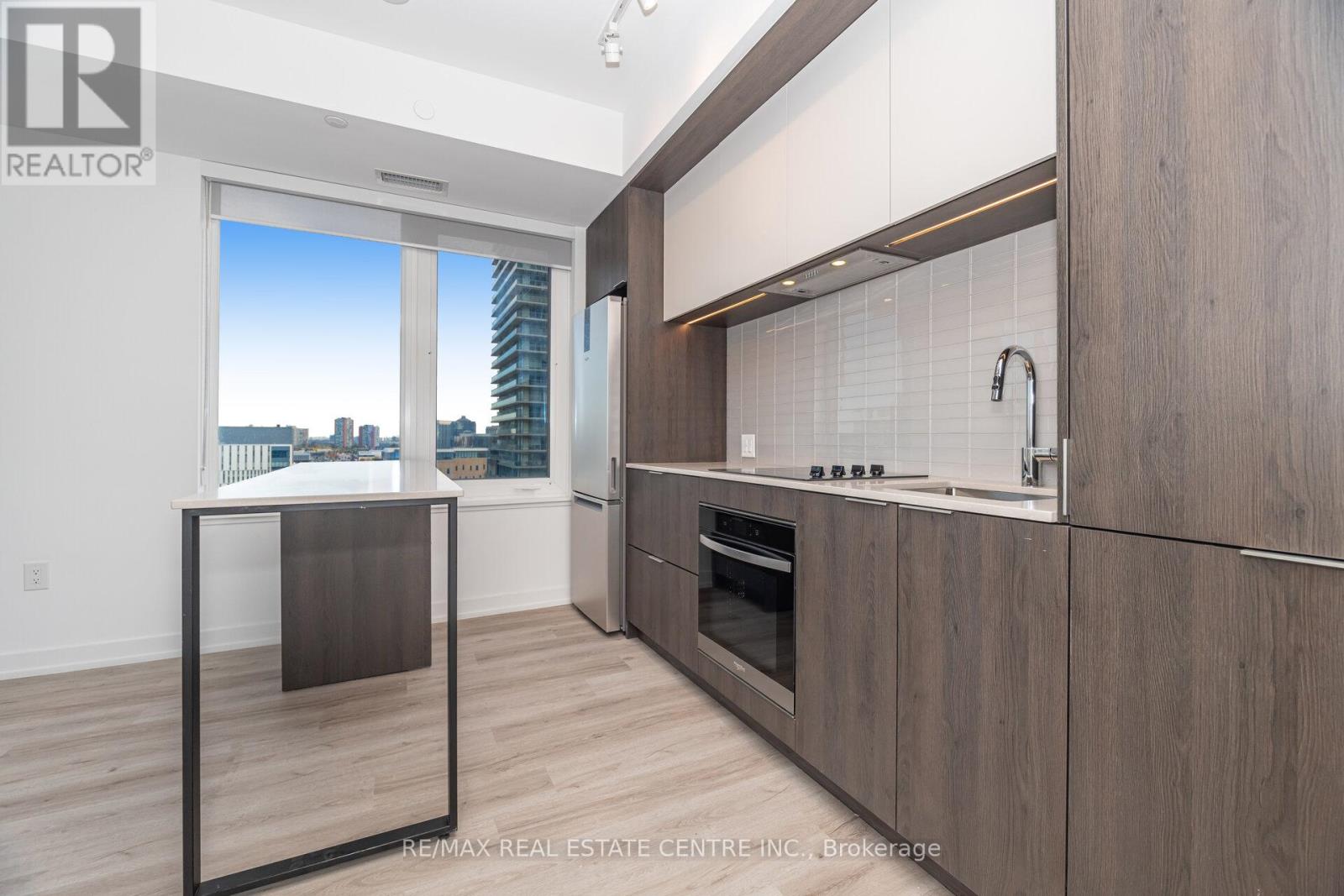 703 - 395 Square One Drive, Mississauga, Ontario  L5B 0P6 - Photo 10 - W12536310