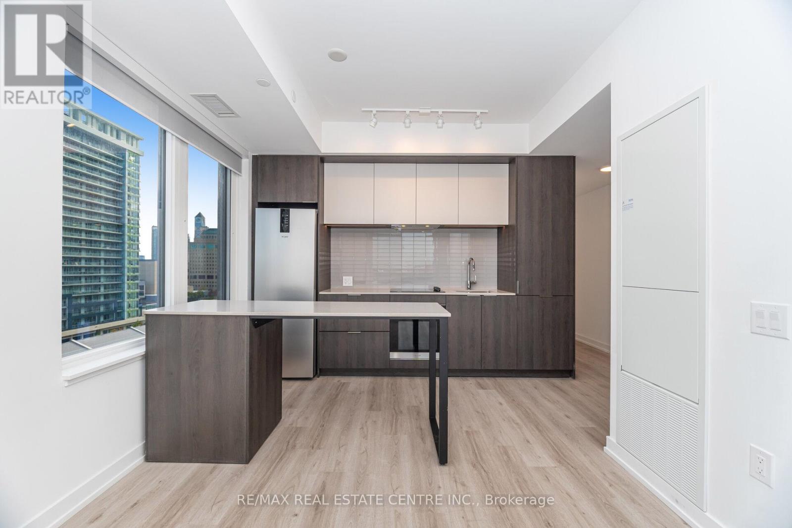 703 - 395 Square One Drive, Mississauga, Ontario  L5B 0P6 - Photo 11 - W12536310