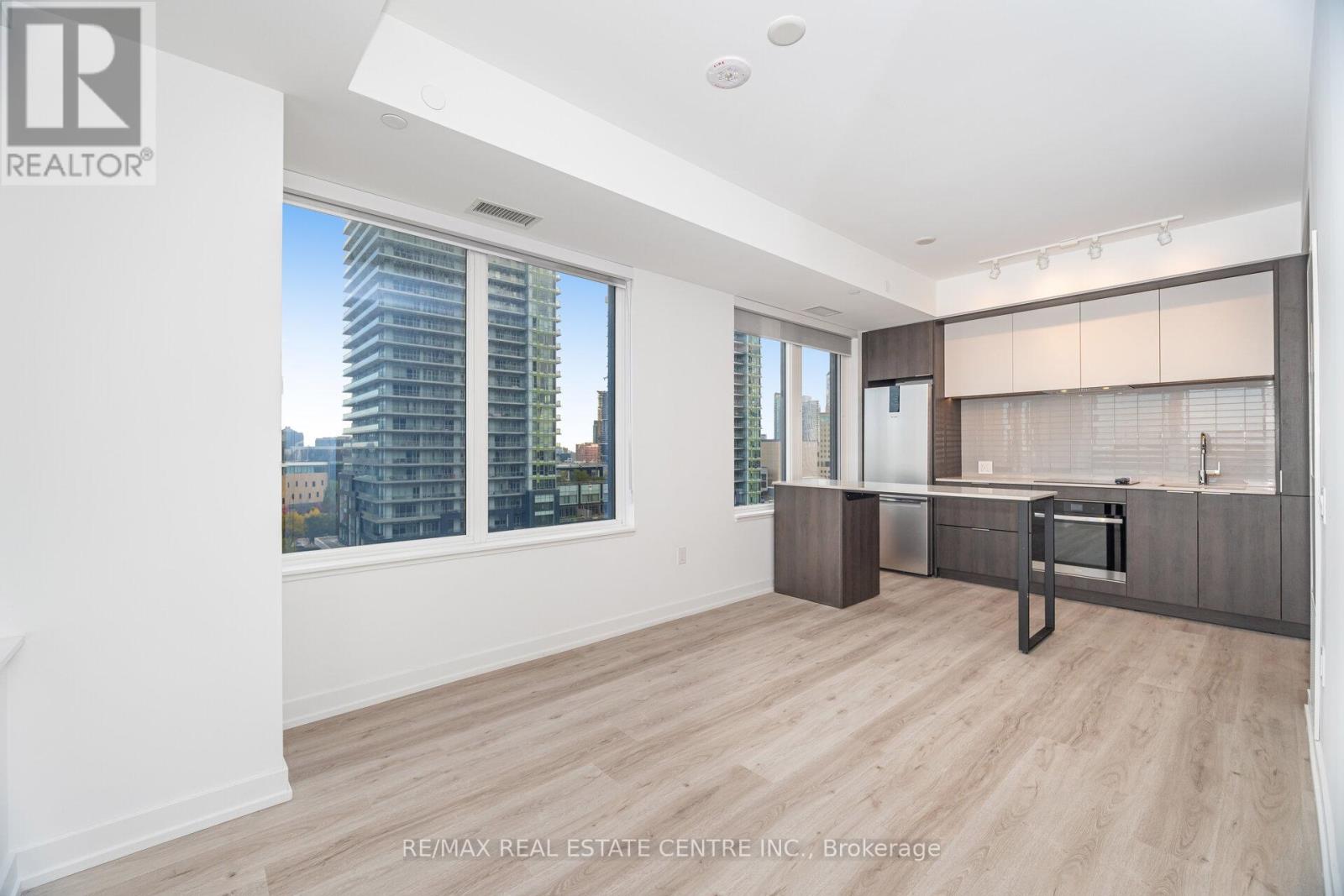 703 - 395 Square One Drive, Mississauga, Ontario  L5B 0P6 - Photo 14 - W12536310