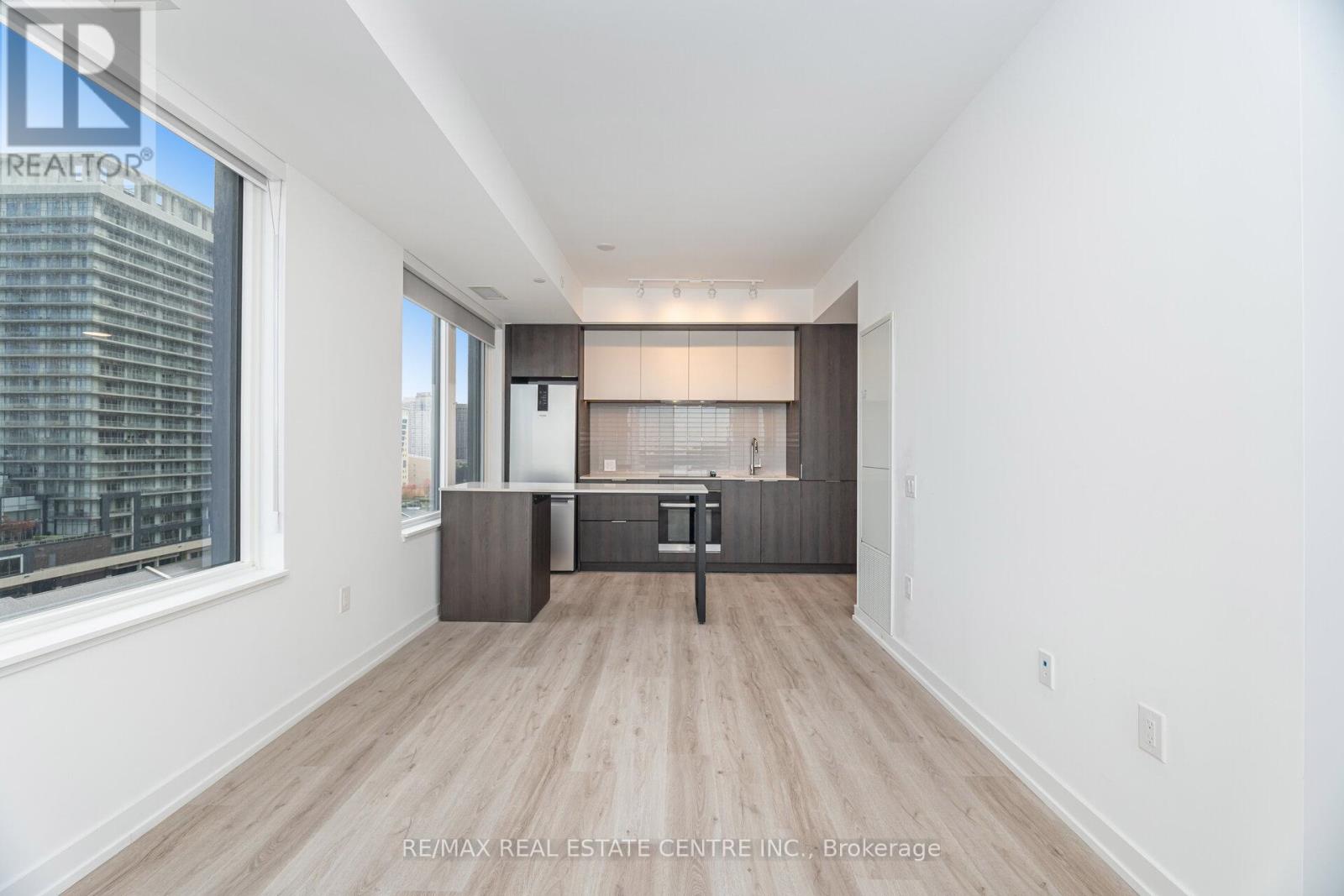 703 - 395 Square One Drive, Mississauga, Ontario  L5B 0P6 - Photo 15 - W12536310