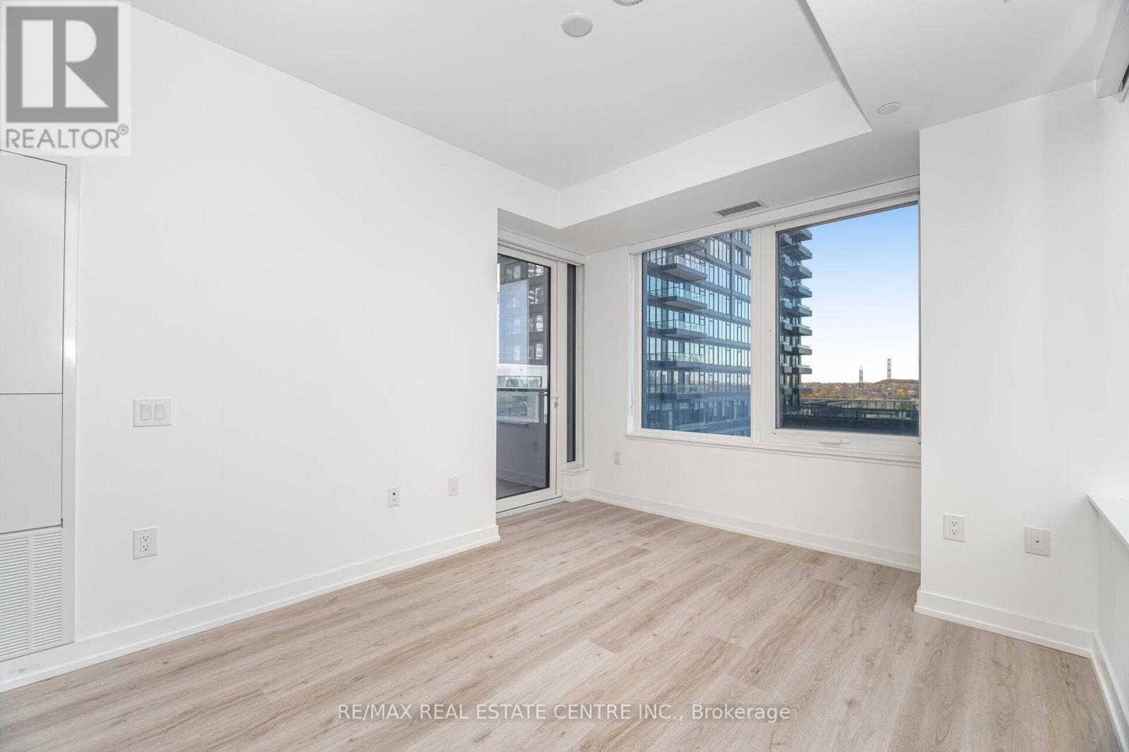 703 - 395 Square One Drive, Mississauga, Ontario  L5B 0P6 - Photo 16 - W12536310