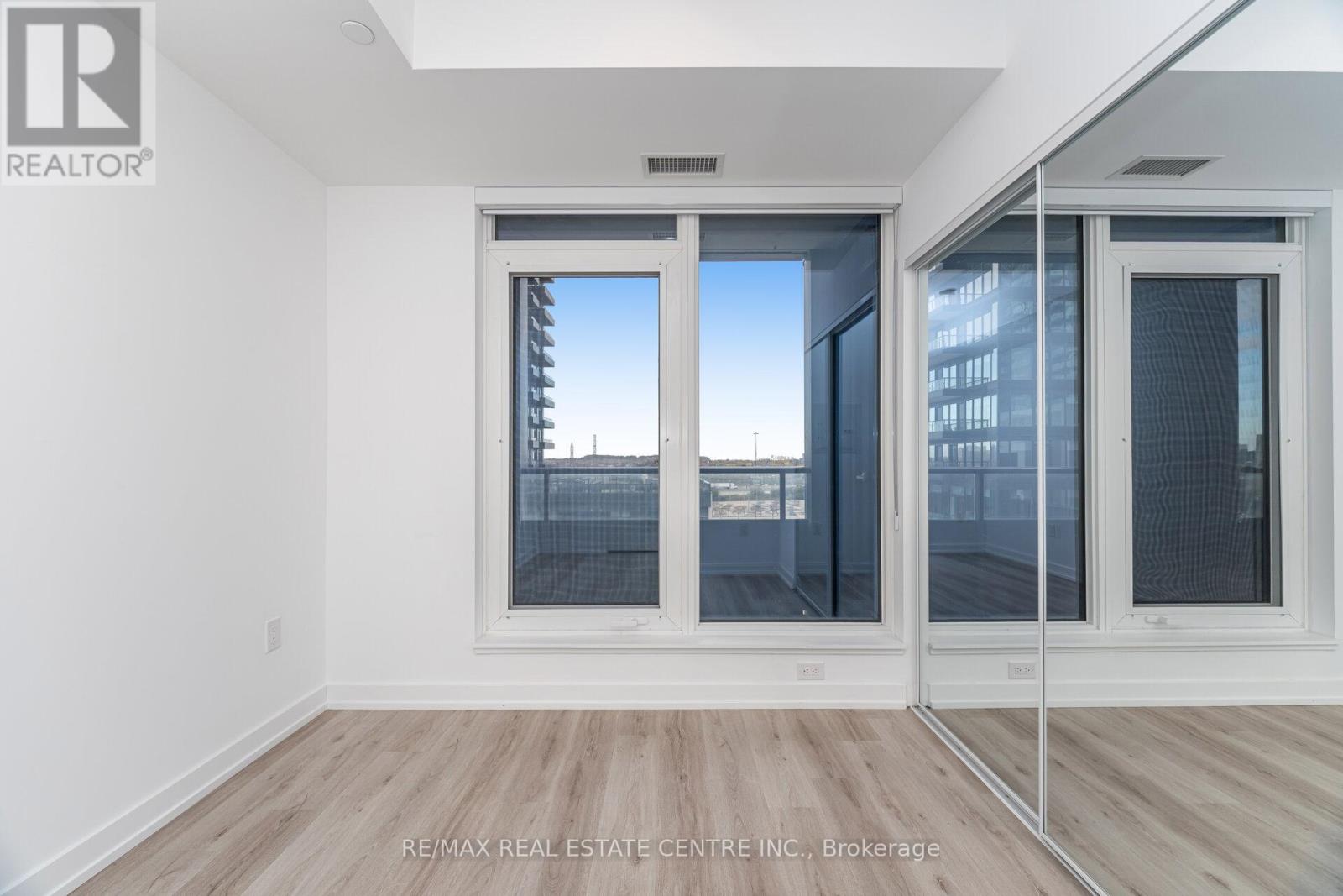 703 - 395 Square One Drive, Mississauga, Ontario  L5B 0P6 - Photo 21 - W12536310