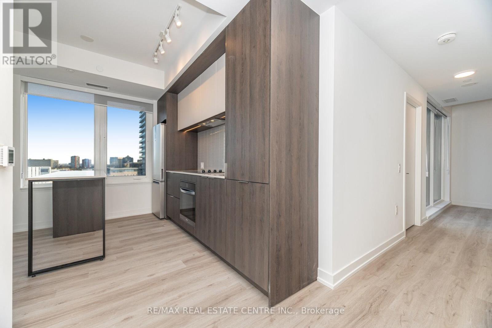 703 - 395 Square One Drive, Mississauga, Ontario  L5B 0P6 - Photo 8 - W12536310