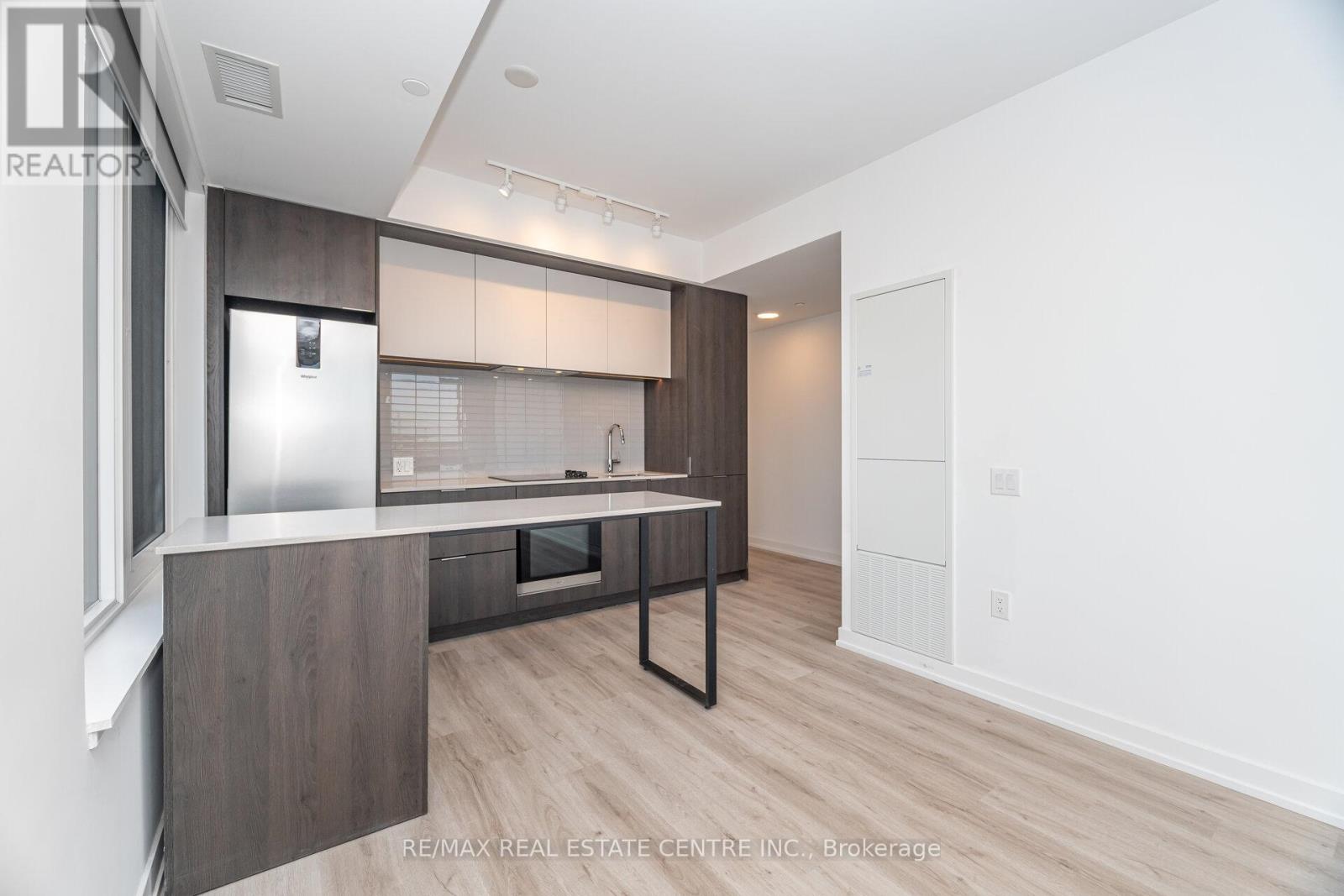 703 - 395 Square One Drive, Mississauga, Ontario  L5B 0P6 - Photo 9 - W12536310