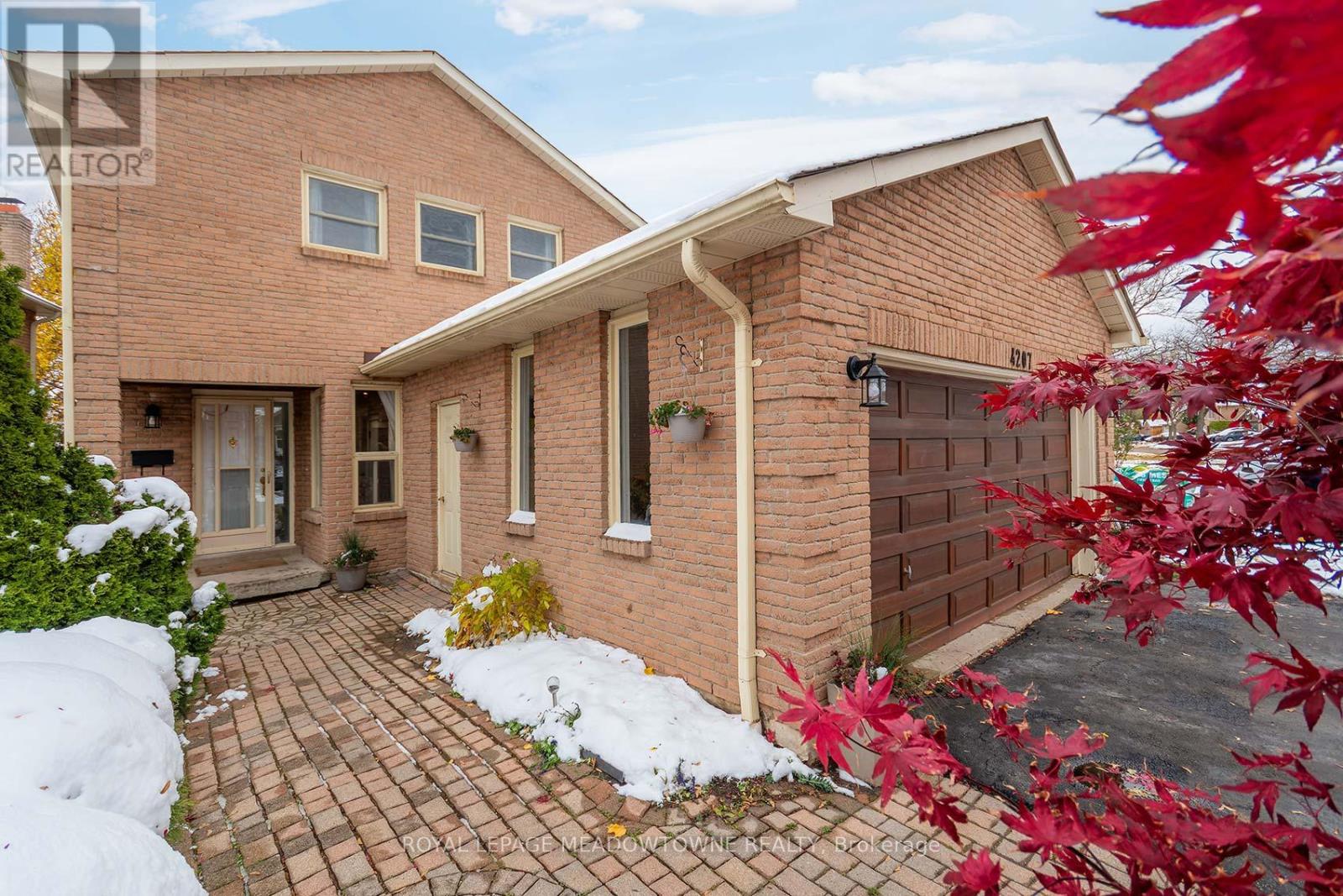 4207 Trapper Crescent, Mississauga, Ontario  L5L 3A7 - Photo 3 - W12536326