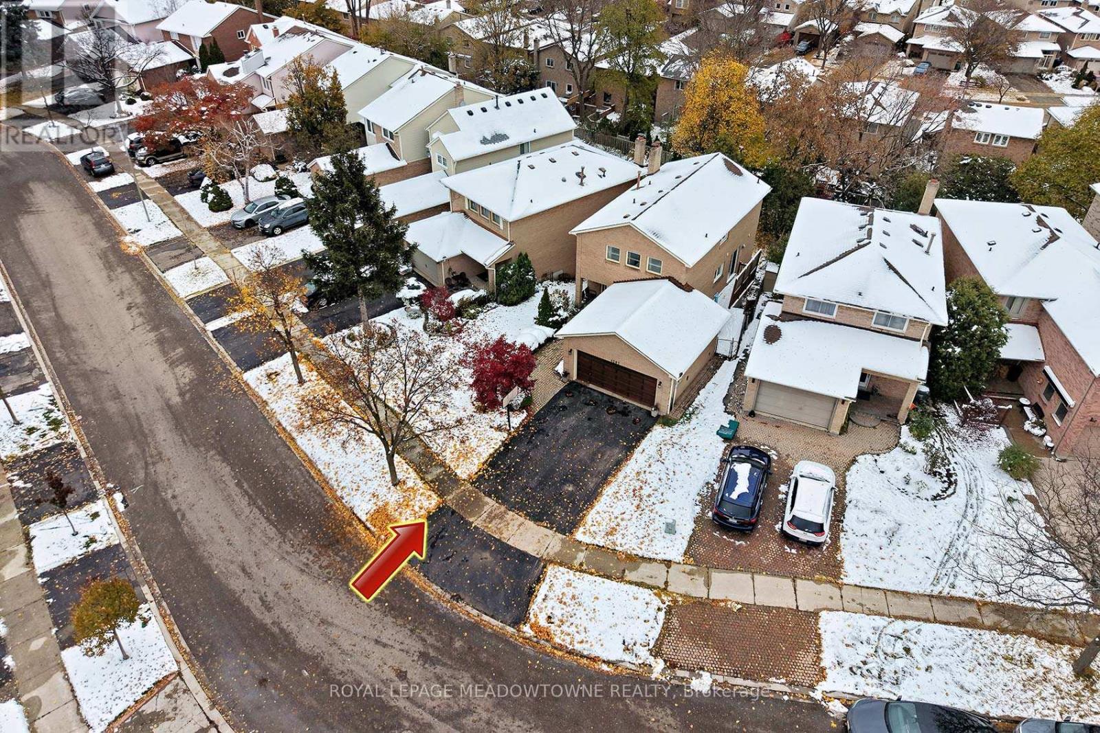 4207 Trapper Crescent, Mississauga, Ontario  L5L 3A7 - Photo 4 - W12536326