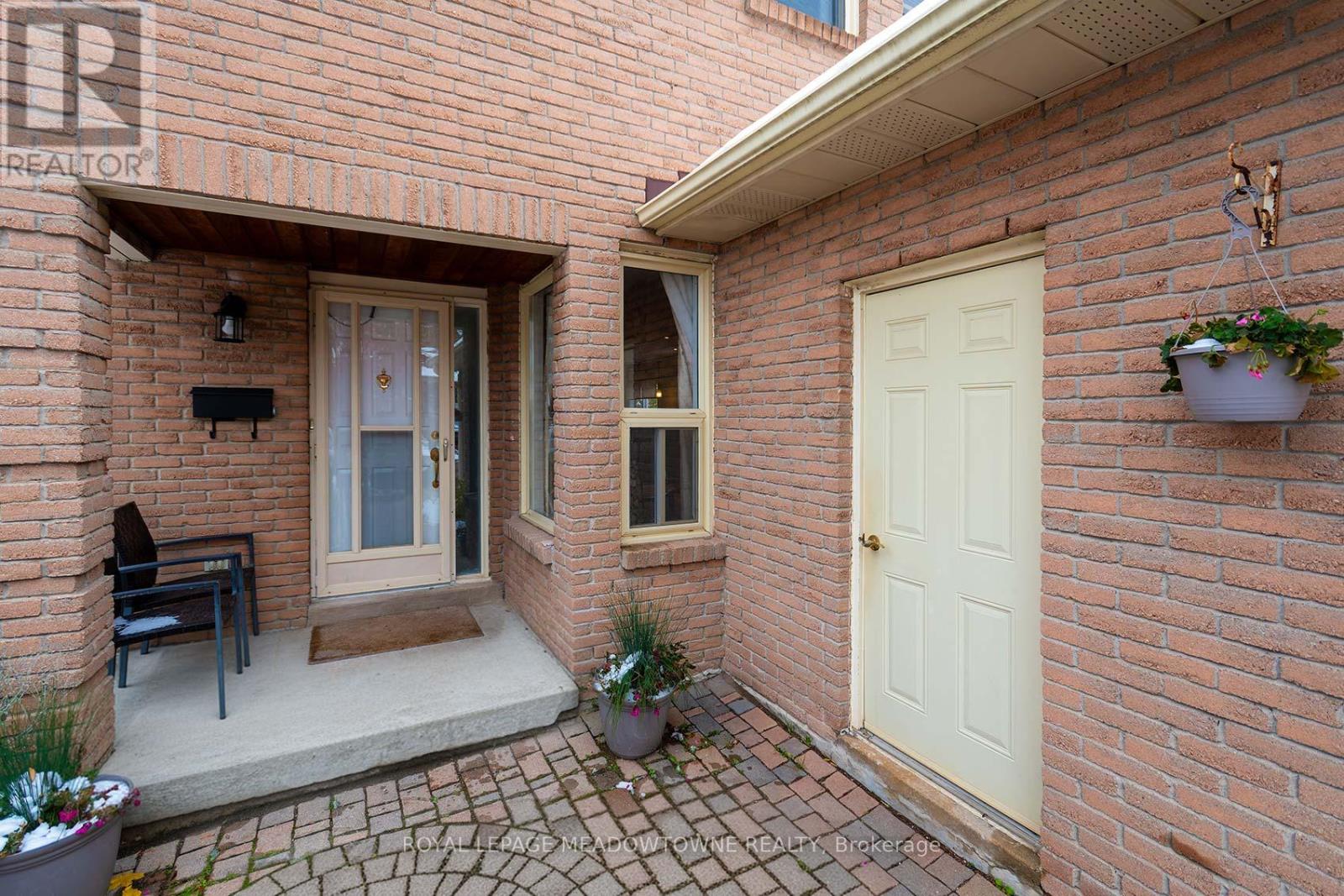 4207 Trapper Crescent, Mississauga, Ontario  L5L 3A7 - Photo 5 - W12536326