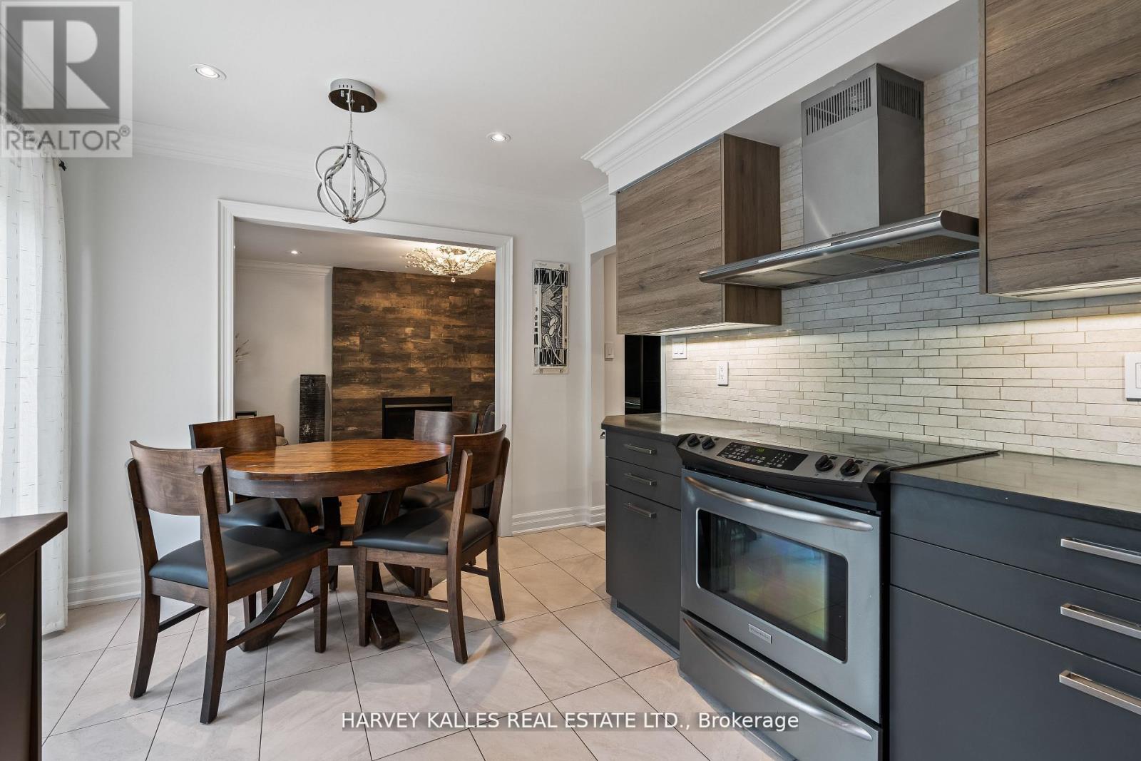 1268 Cermel Drive W, Mississauga, Ontario  L5H 3V4 - Photo 11 - W12536360