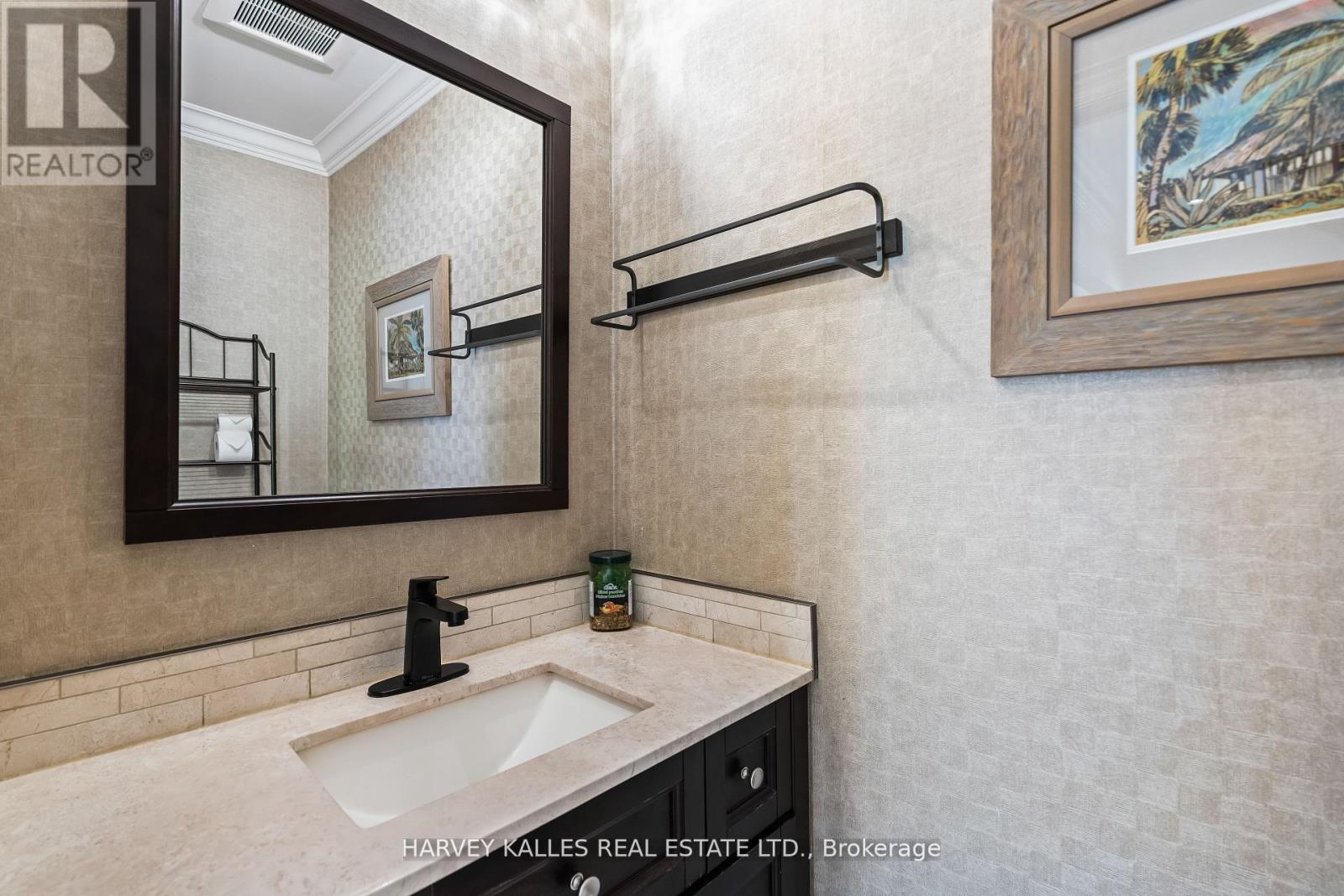 1268 Cermel Drive W, Mississauga, Ontario  L5H 3V4 - Photo 15 - W12536360