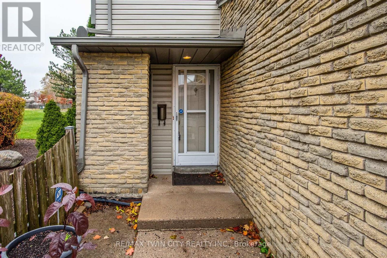 219 Deveron Crescent, London South, Ontario  N5Z 4J7 - Photo 4 - X12536080