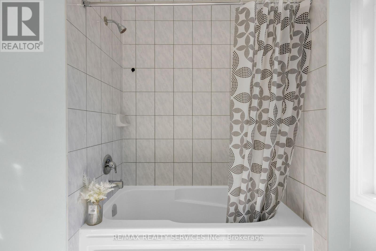 41 Trail Bank Gardens, Hamilton, Ontario  L8B 1Y5 - Photo 32 - X12536122