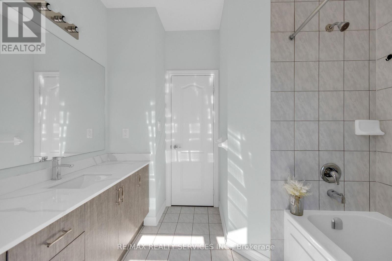 41 Trail Bank Gardens, Hamilton, Ontario  L8B 1Y5 - Photo 4 - X12536122