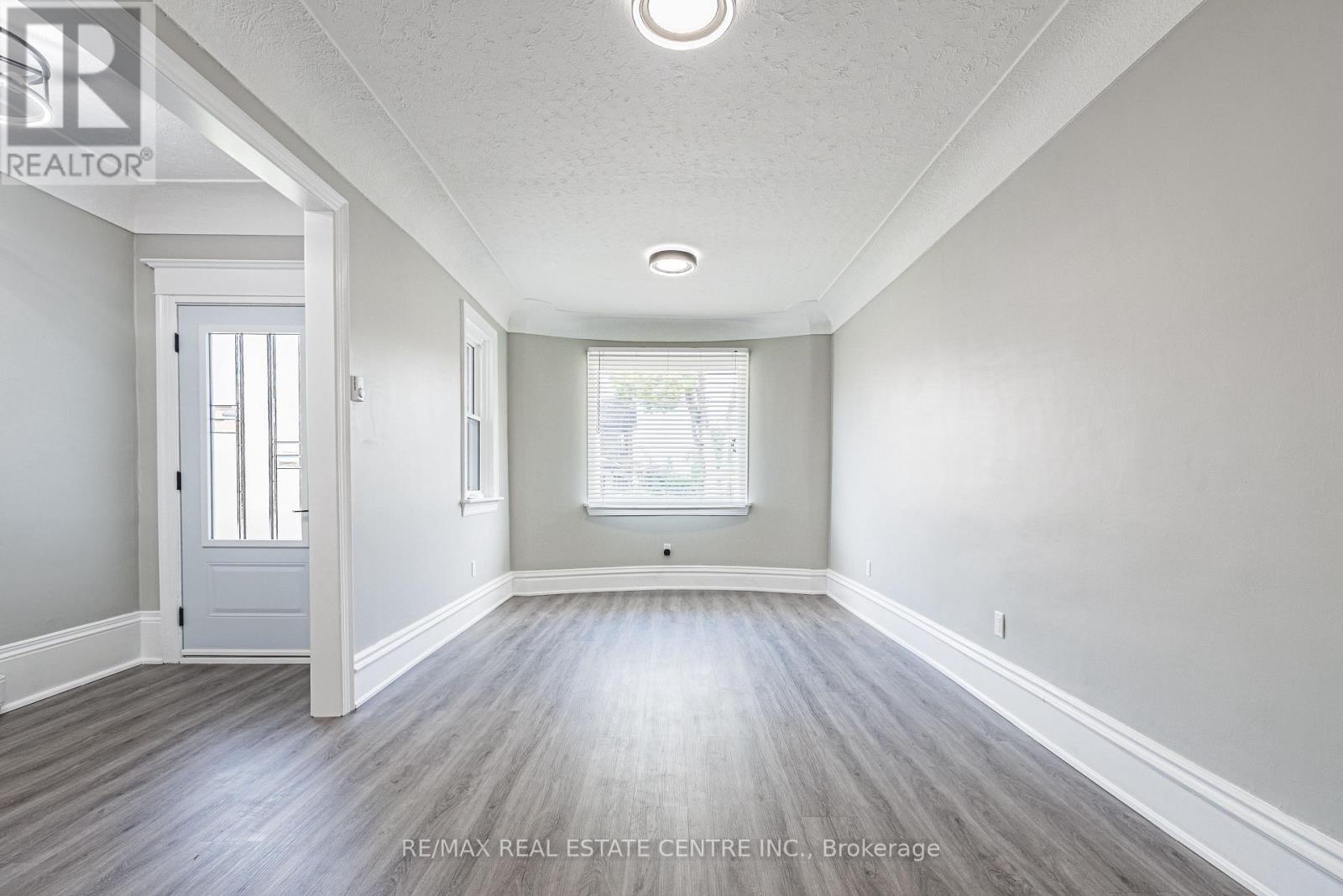 354 Cumberland Avenue, Hamilton, Ontario  L8M 2A2 - Photo 5 - X12536126