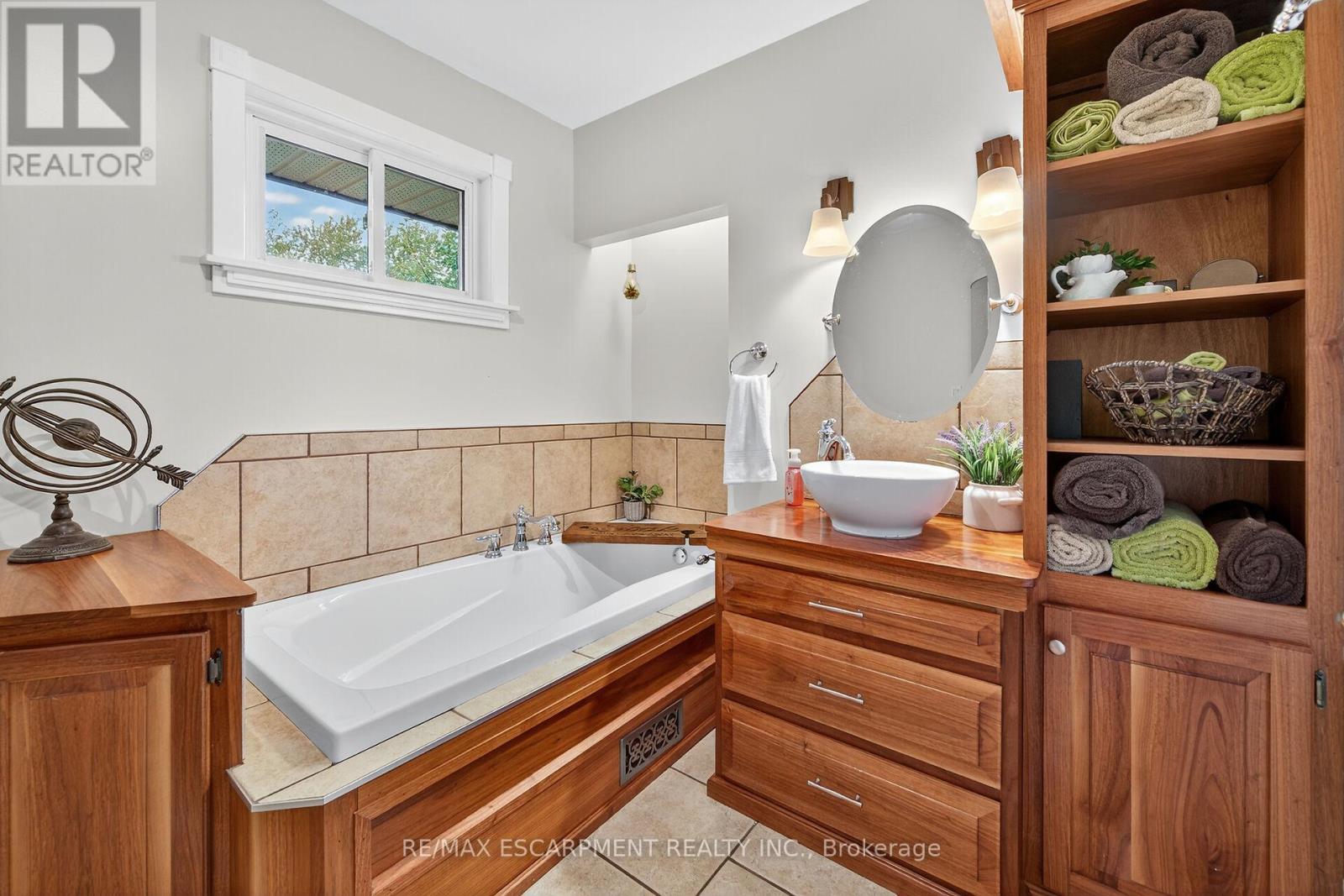 49 Erie Avenue N, Haldimand, Ontario  N0A 1G0 - Photo 24 - X12536256