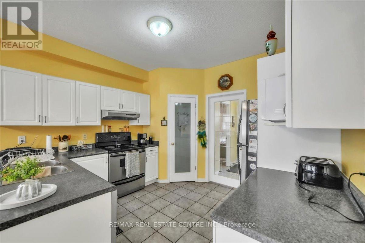 35 Cameron Court, Orangeville, Ontario  L9W 5G8 - Photo 4 - W12307766