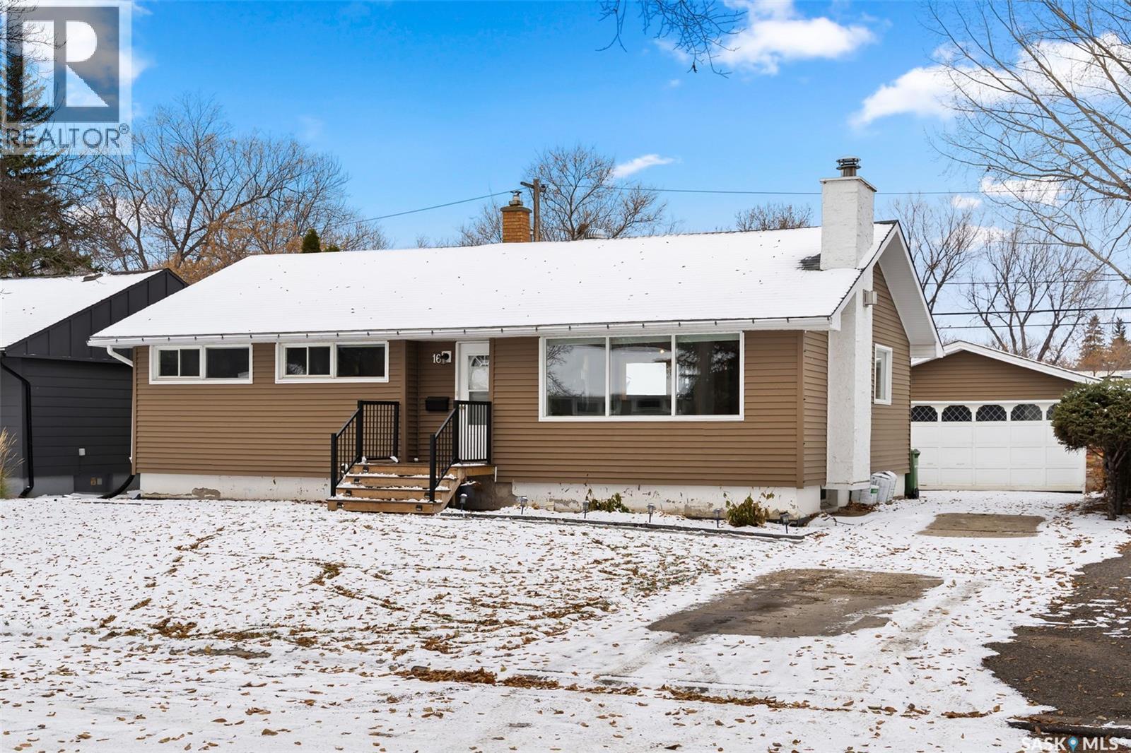 16 Dolphin BAY, Regina, Saskatchewan