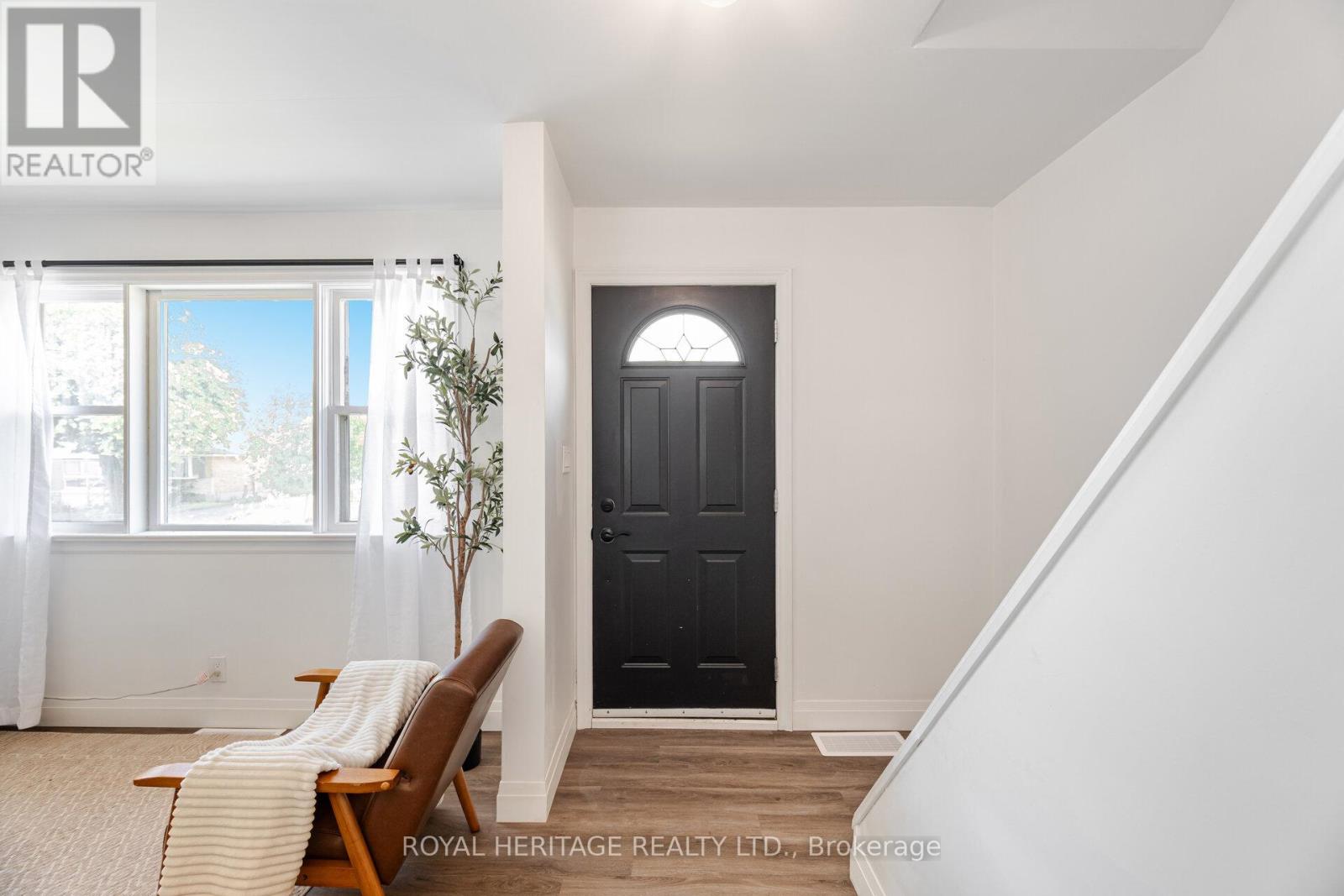 241 Marquette Avenue, Oshawa, Ontario  L1J 1W3 - Photo 3 - E12536620