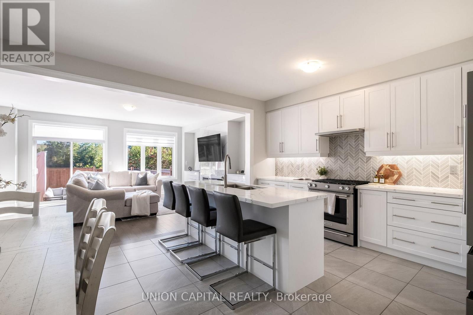 307 Silk Twist Drive, East Gwillimbury, Ontario  L9N 0V4 - Photo 3 - N12536480