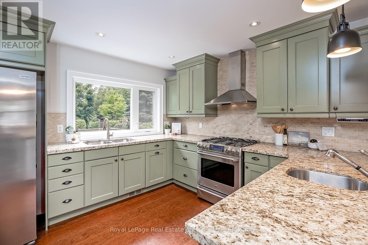 1071 Melvin Avenue, Oakville, Ontario  L6J 2V8 - Photo 8 - W12536598