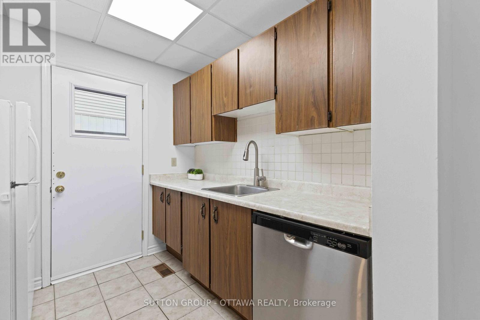 131 Renova Avenue, Ottawa, Ontario K1G 4C7 - Photo 10 - X12536568