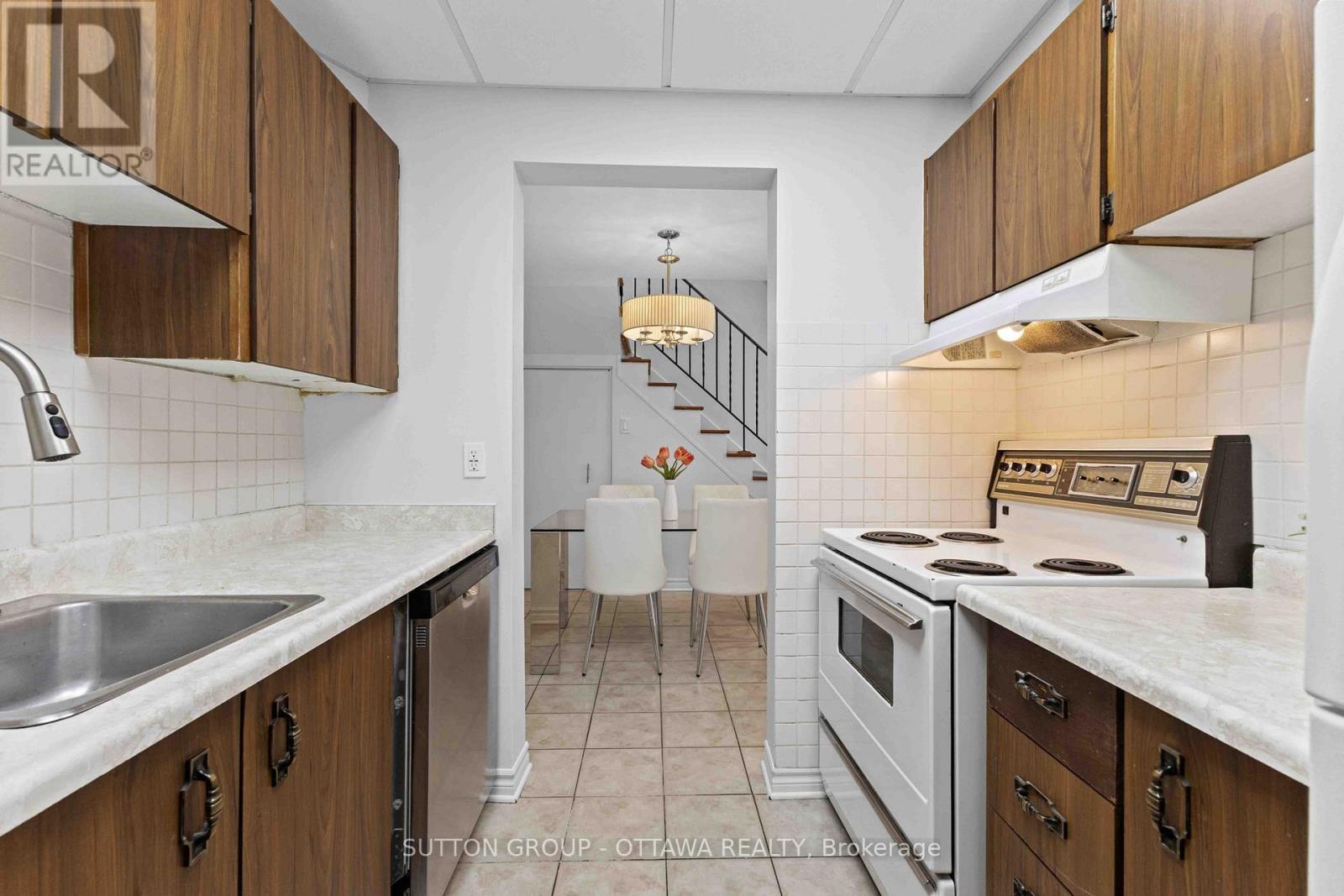 131 Renova Avenue, Ottawa, Ontario K1G 4C7 - Photo 11 - X12536568