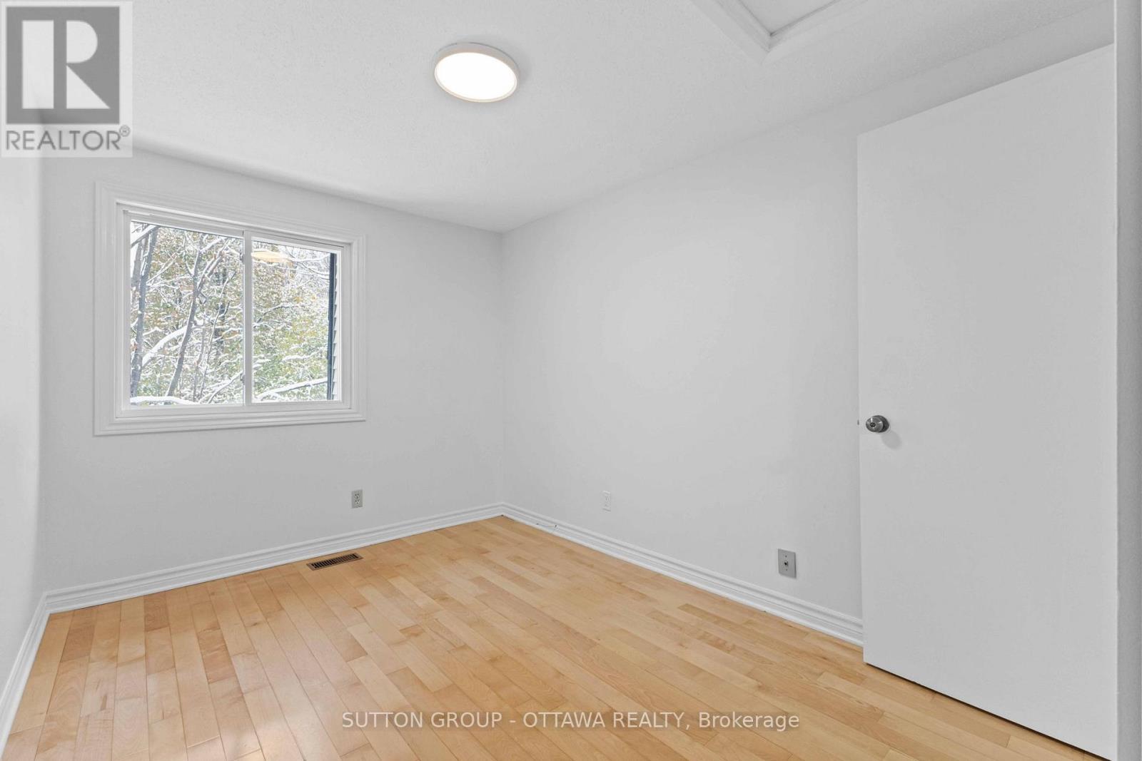 131 Renova Avenue, Ottawa, Ontario K1G 4C7 - Photo 16 - X12536568