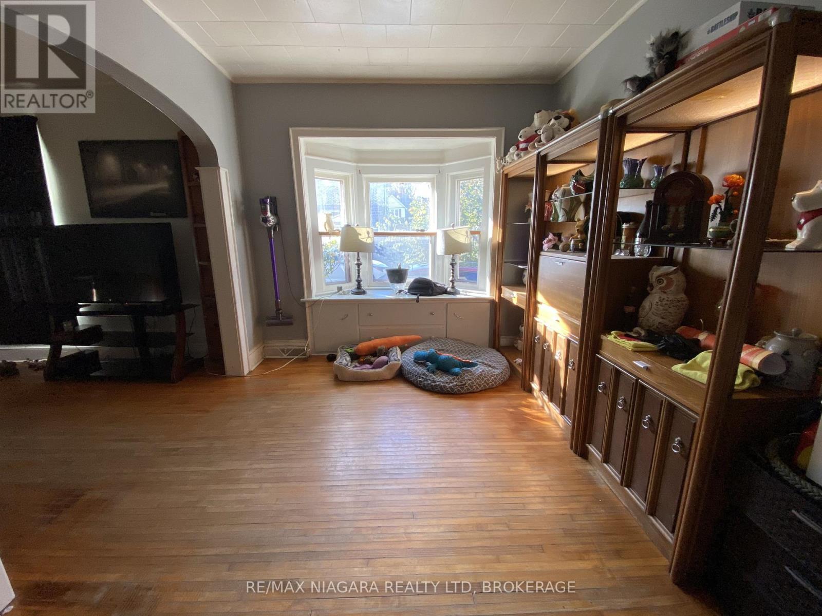 84 Waterloo Street, Fort Erie, Ontario L2A 3J7 - Photo 3 - X12536750