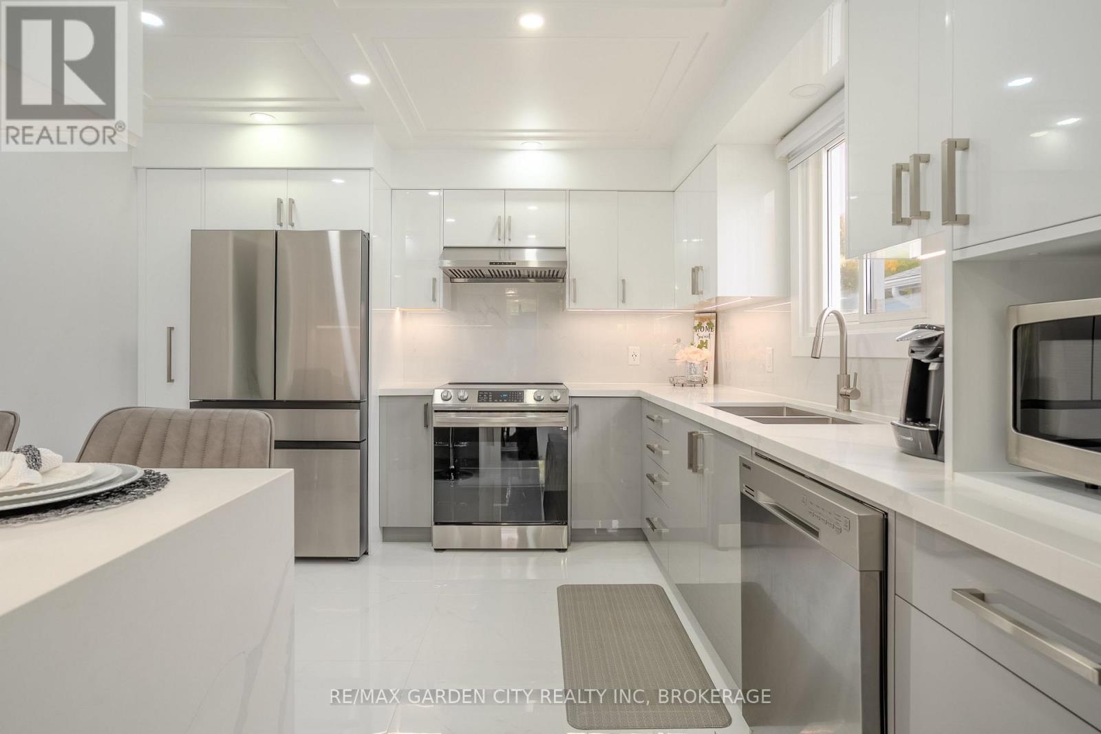 53 Brant Avenue, Welland, Ontario L3C 6C6 - Photo 11 - X12536870