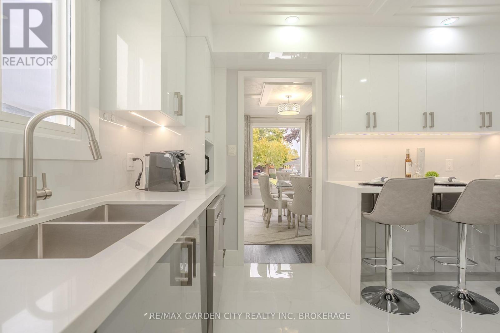 53 Brant Avenue, Welland, Ontario L3C 6C6 - Photo 9 - X12536870