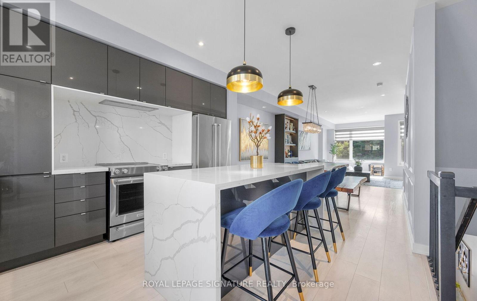 173 Sabina Drive, Oakville, Ontario  L6H 0L4 - Photo 2 - W12536484